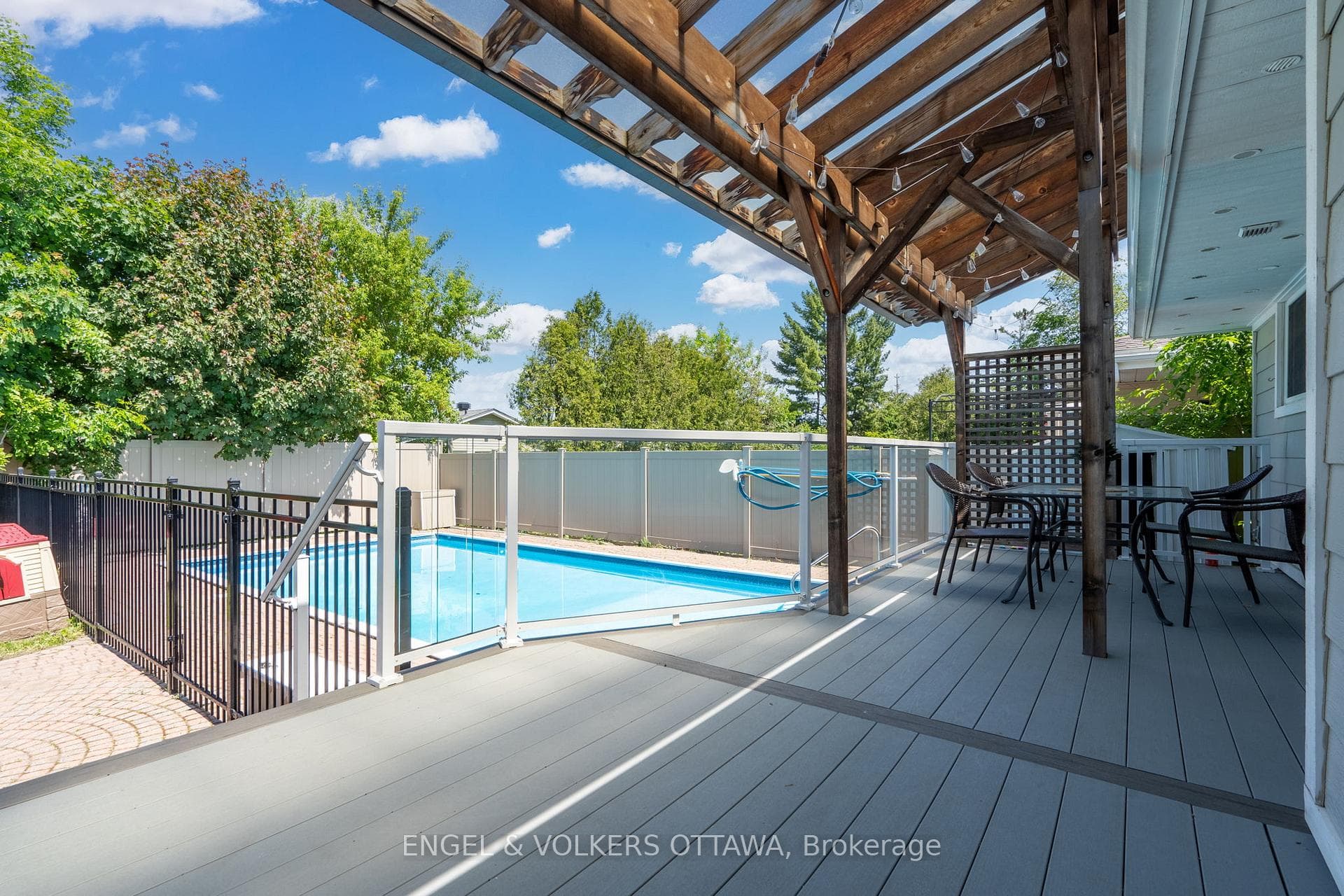 1369 FONTENAY Crescent photo 28