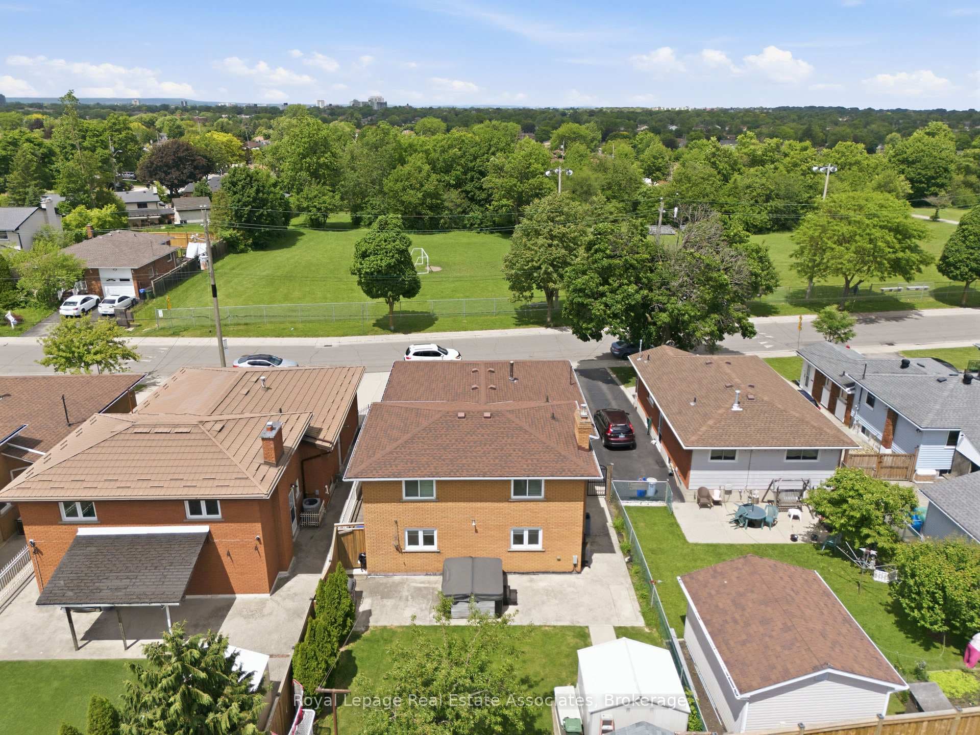 477 Queen Victoria Drive photo 2