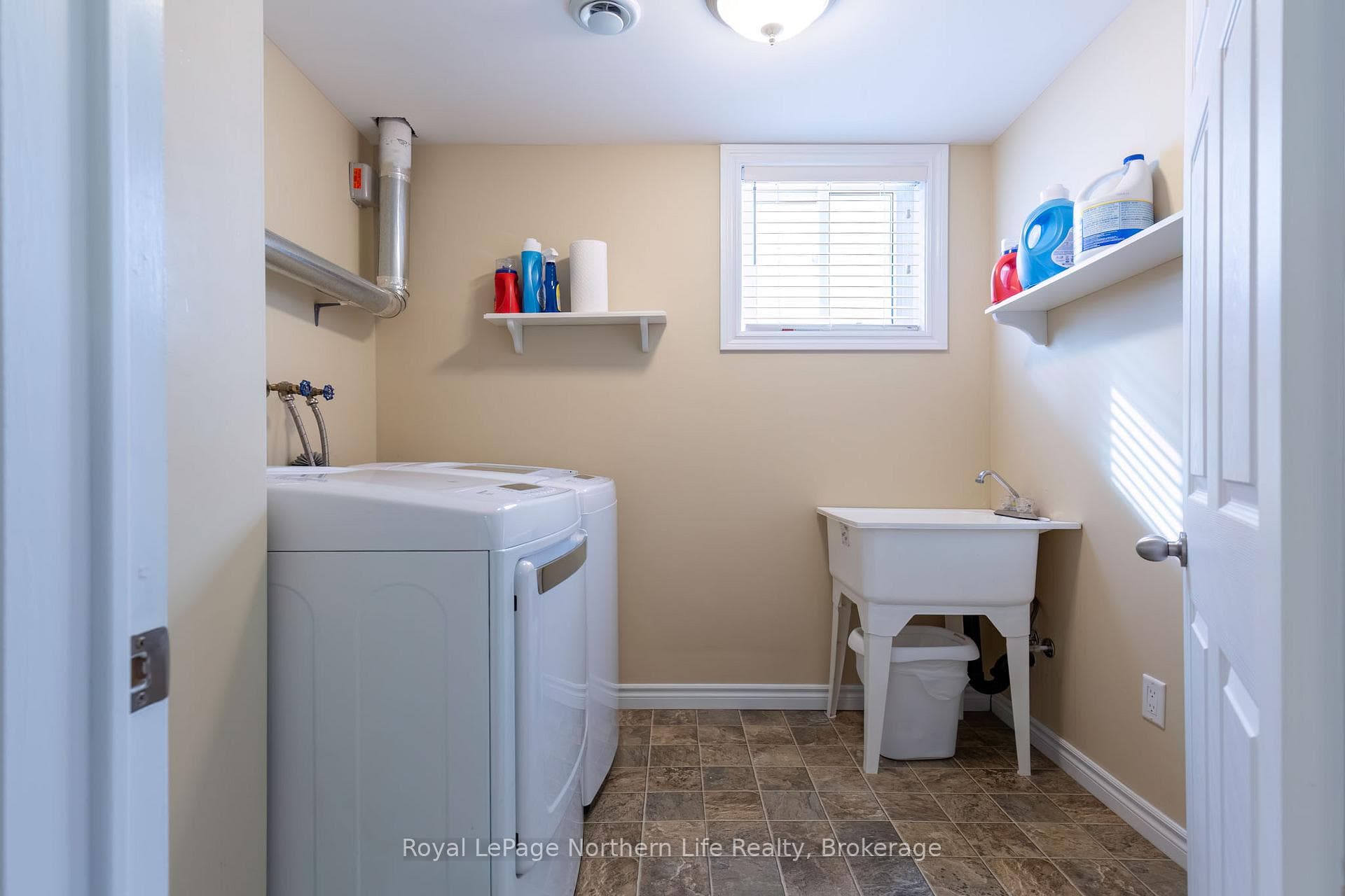 2444 Connaught Avenue photo 28