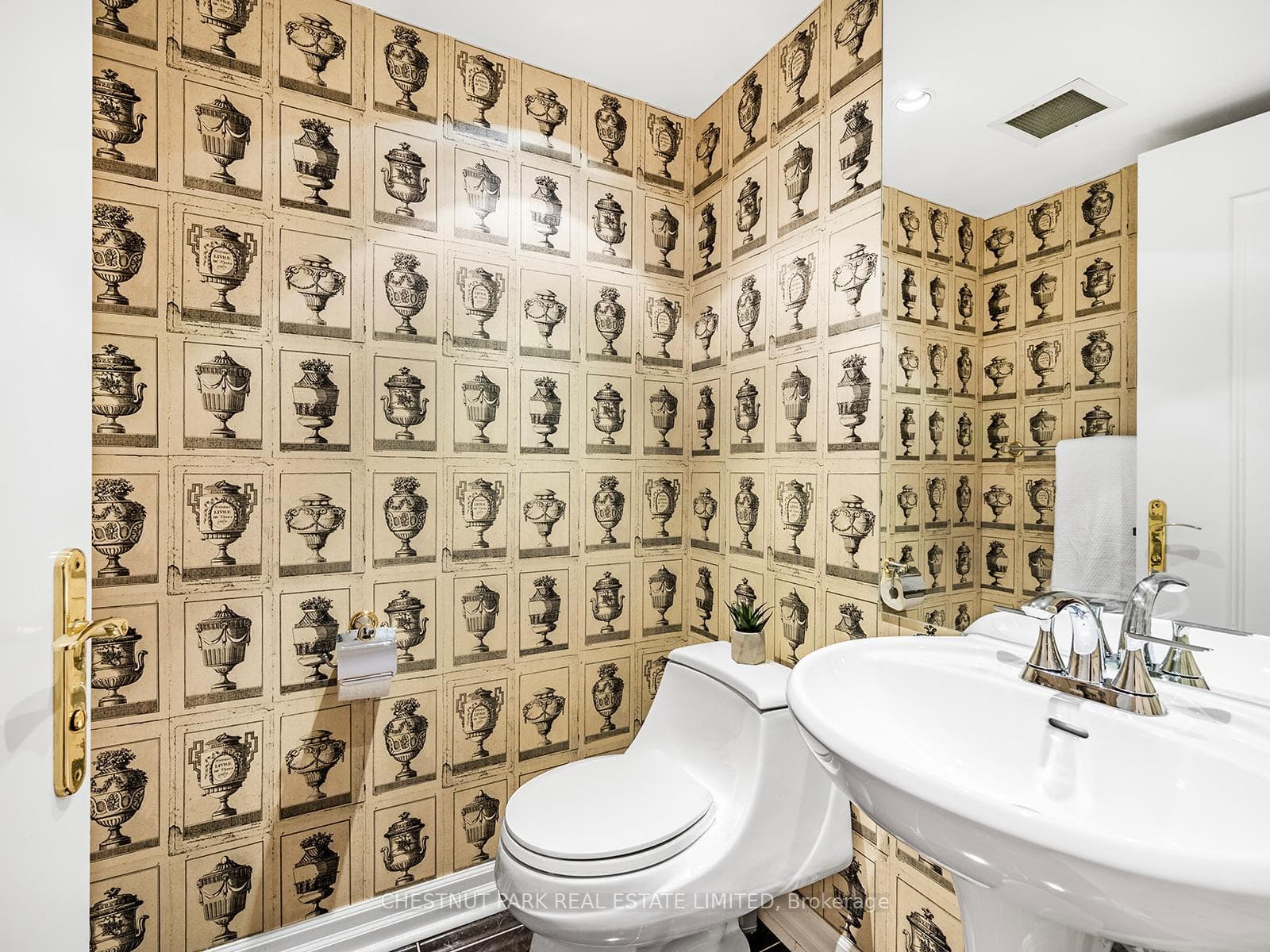 2727 Yonge Street Unit 405 photo 5