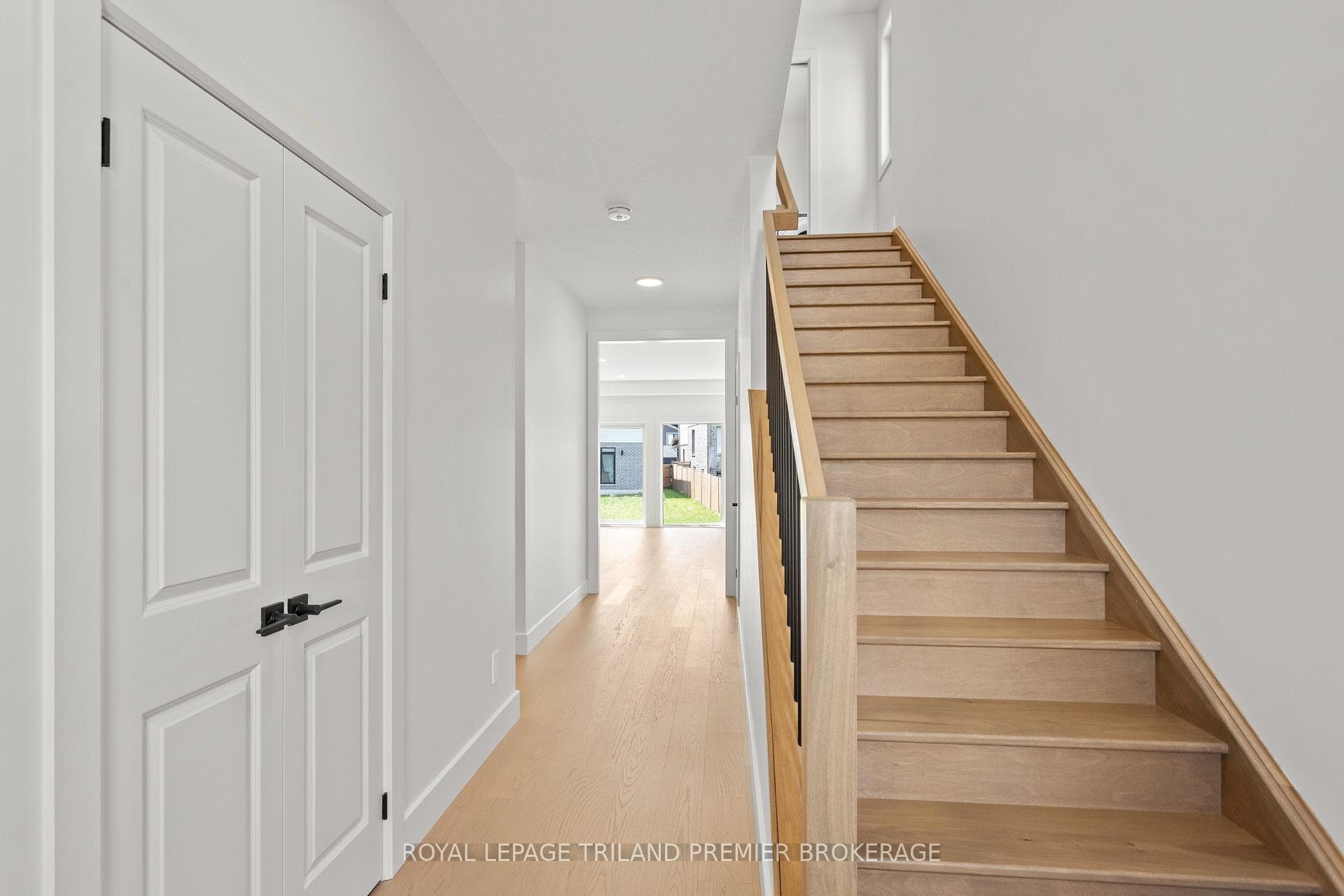 262 HESSELMAN Crescent photo 4