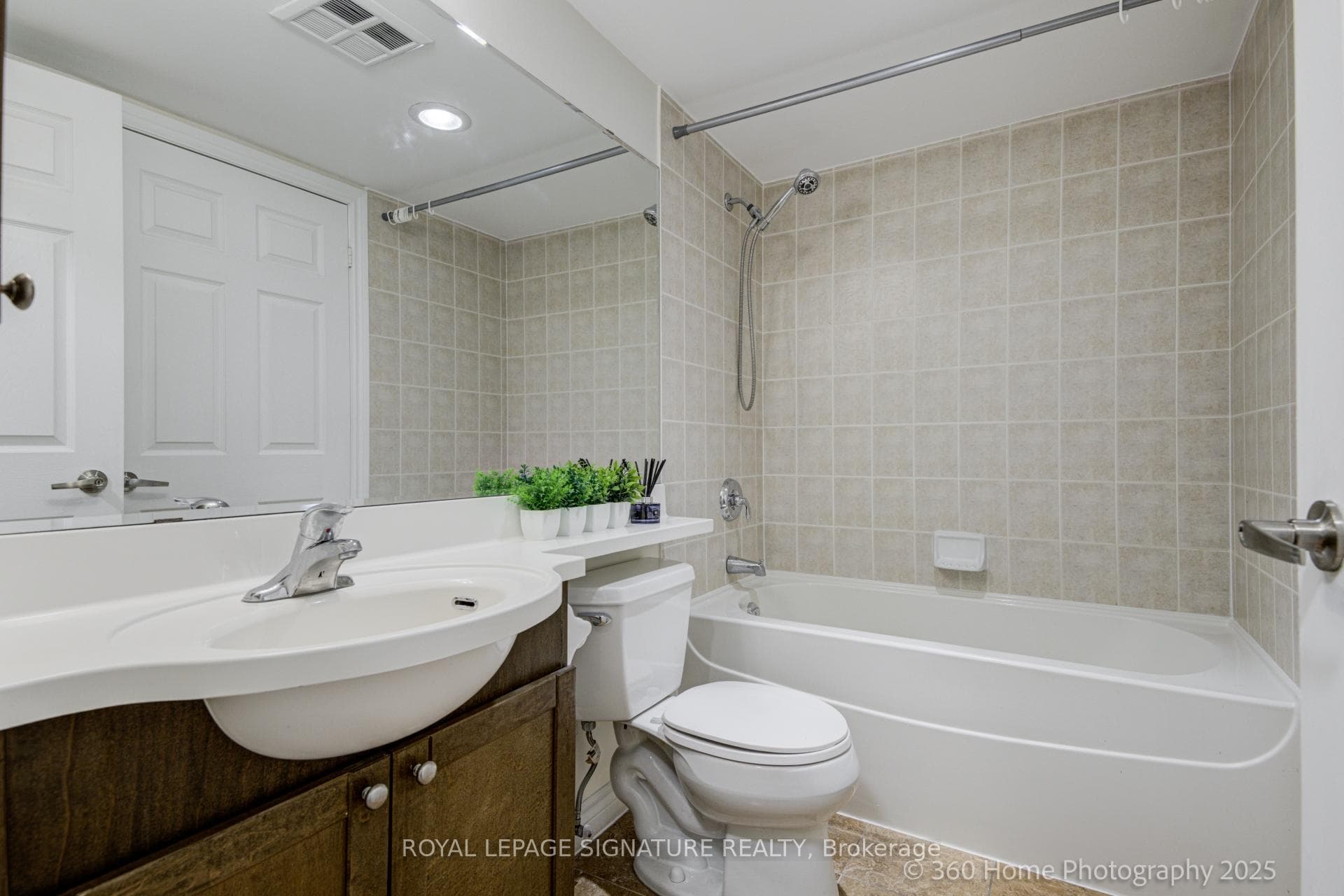 763 Bay Street Unit 1015 photo 9