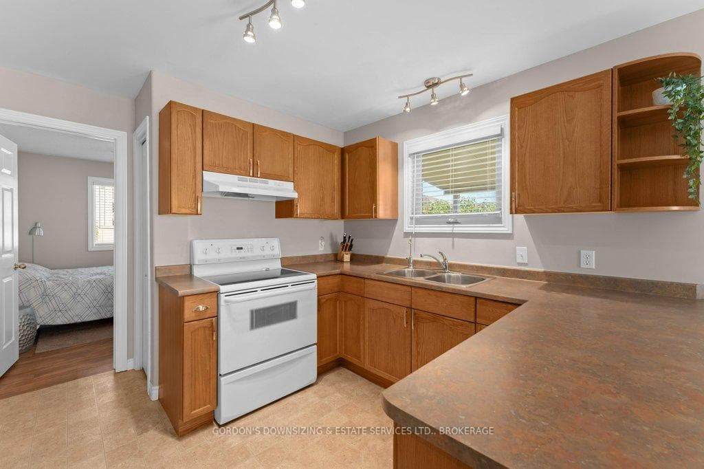 687 Arbour Crescent photo 11