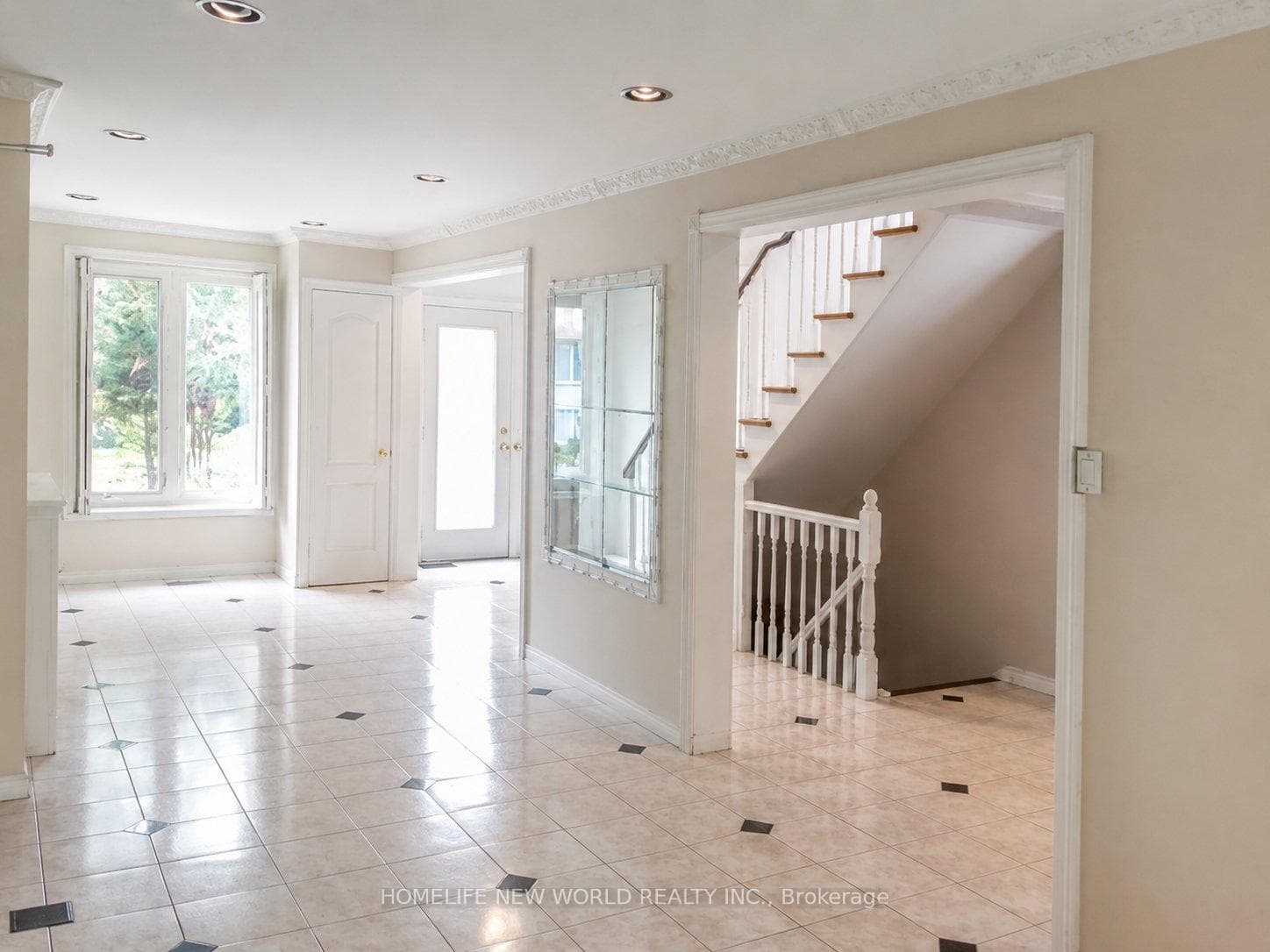 63 Lehar Crescent photo 2