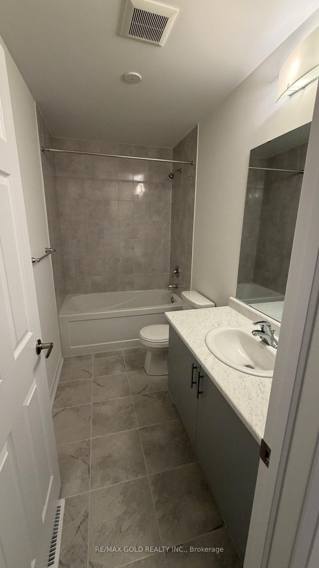 134 Adeline Crescent photo 12