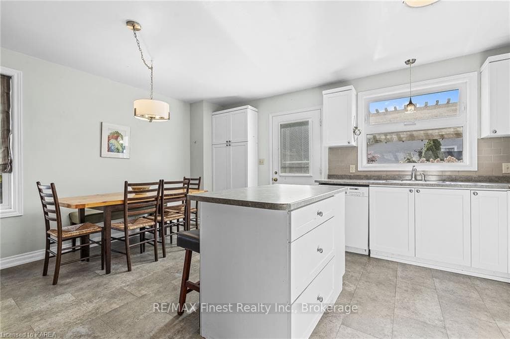 60 MCKEOWN Crescent photo 11