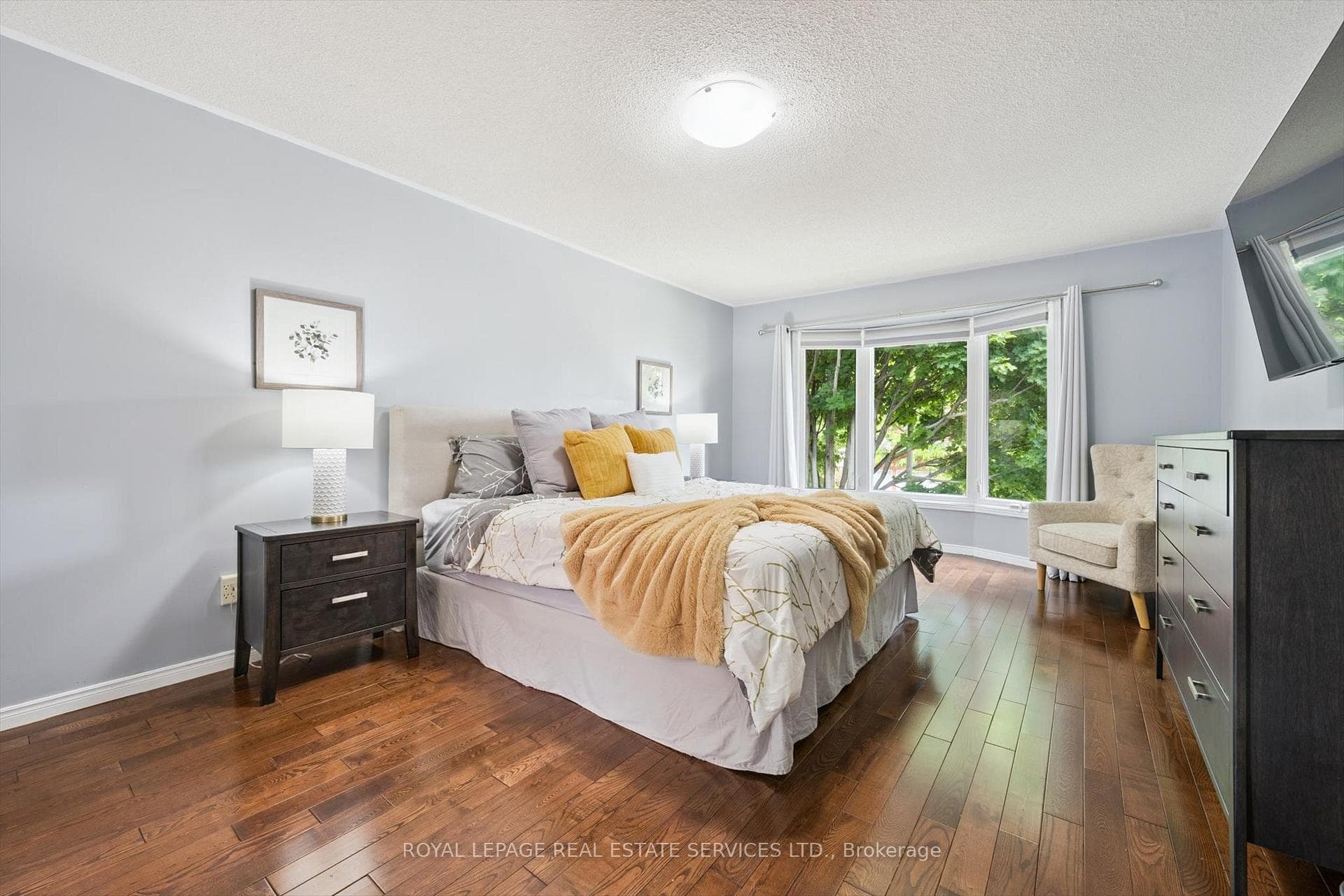 Spacious Primary Suite Offering a Walk-In Closet
