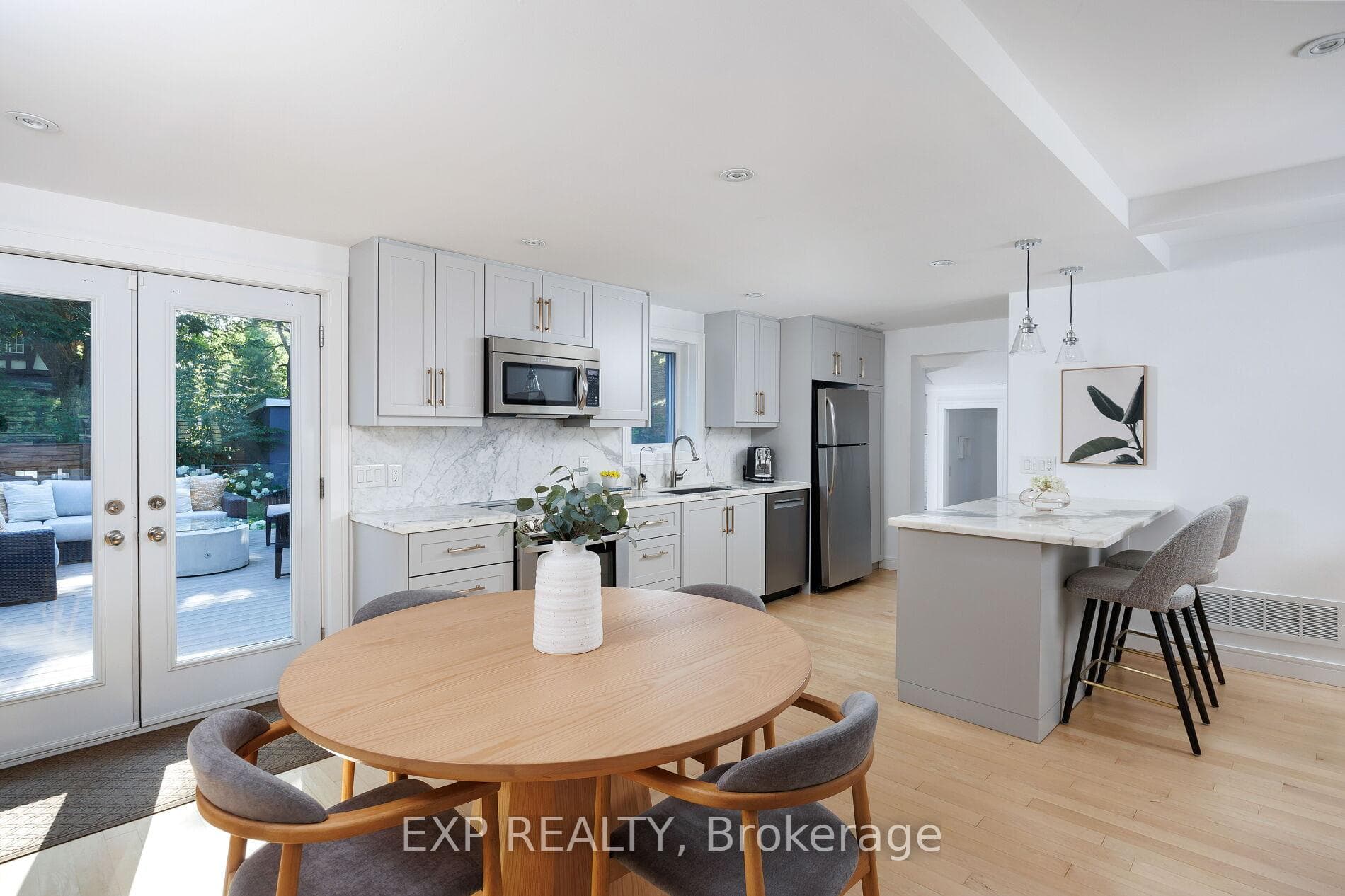 870 Royal York Road photo 3
