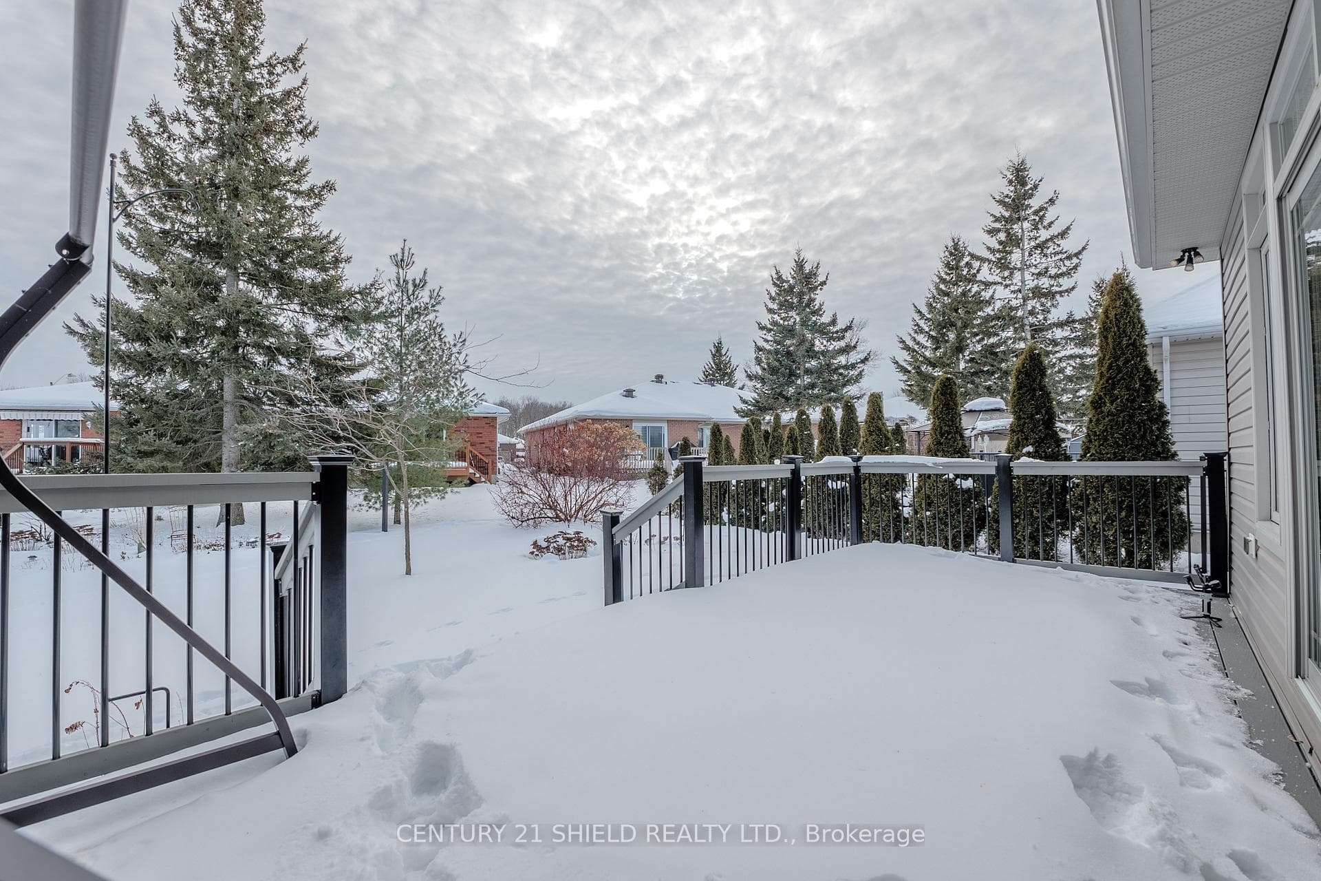 1100 McClure Crescent photo 11