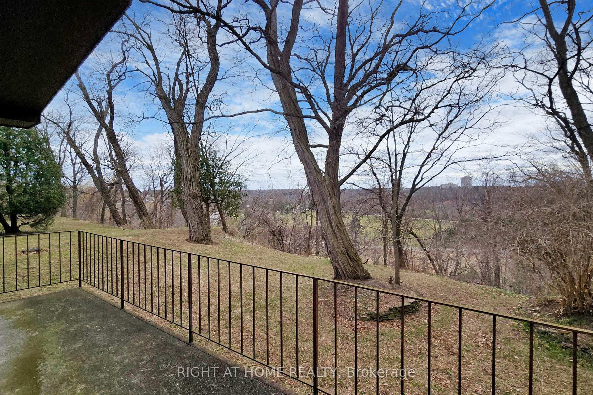 1427 Dundas Crescent photo 10