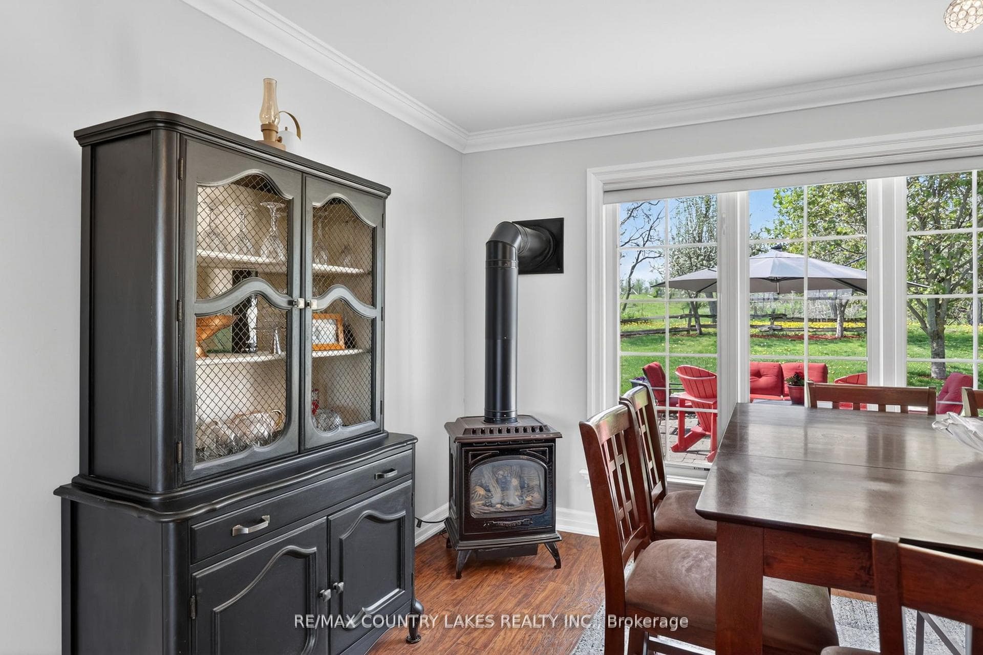 653 Simcoe Street photo 16
