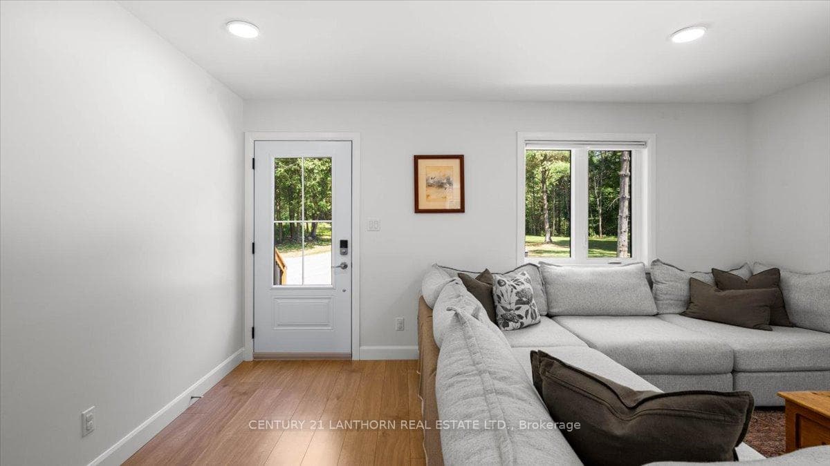 101 Thompson Road photo 5
