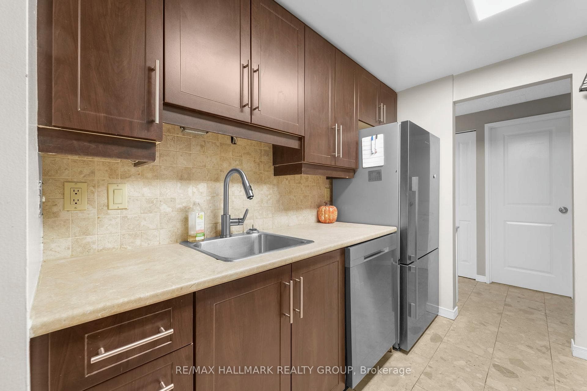 556 Laurier Avenue Unit 101 photo 6