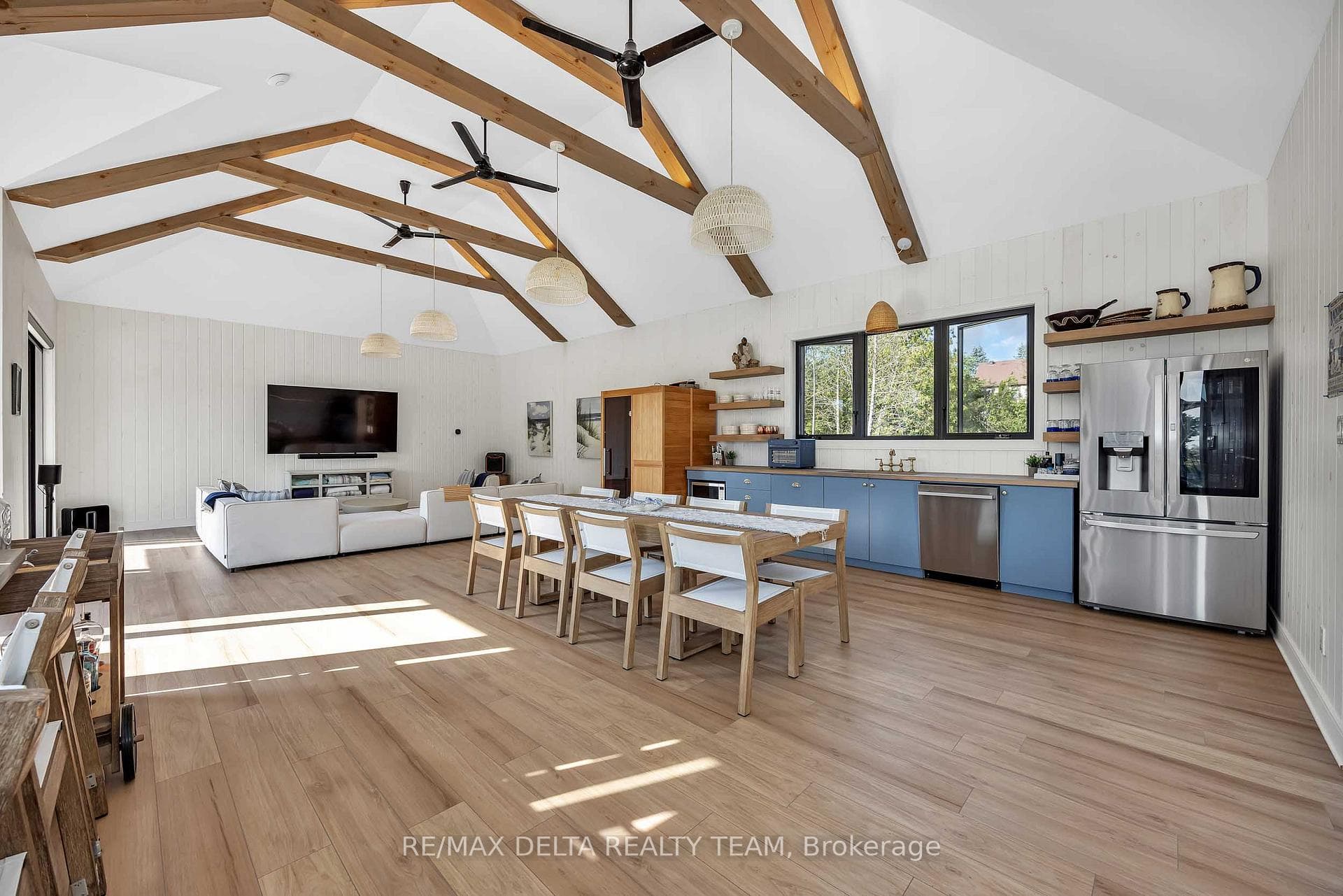 Pool house dining room