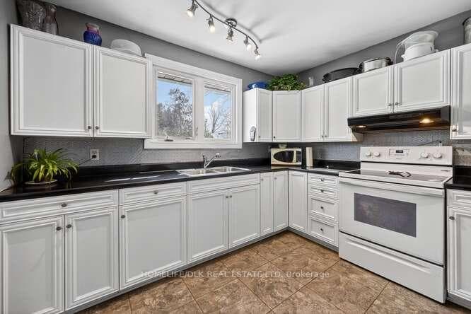 73 Adelaide St S Street photo 10