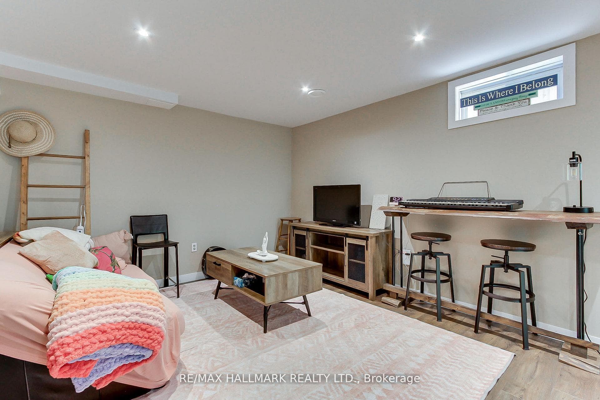 865 Arnold Crescent photo 37