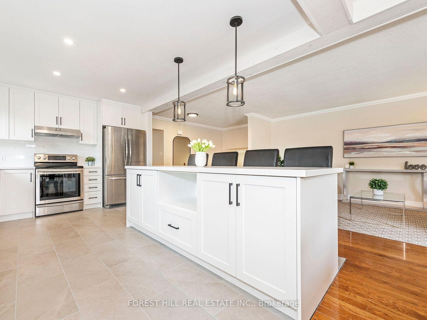 582 Strathcona Court photo 9
