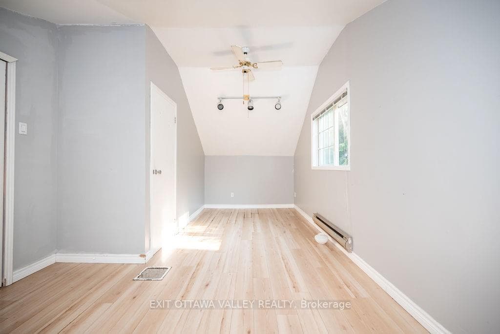 30 ALDER Crescent photo 10