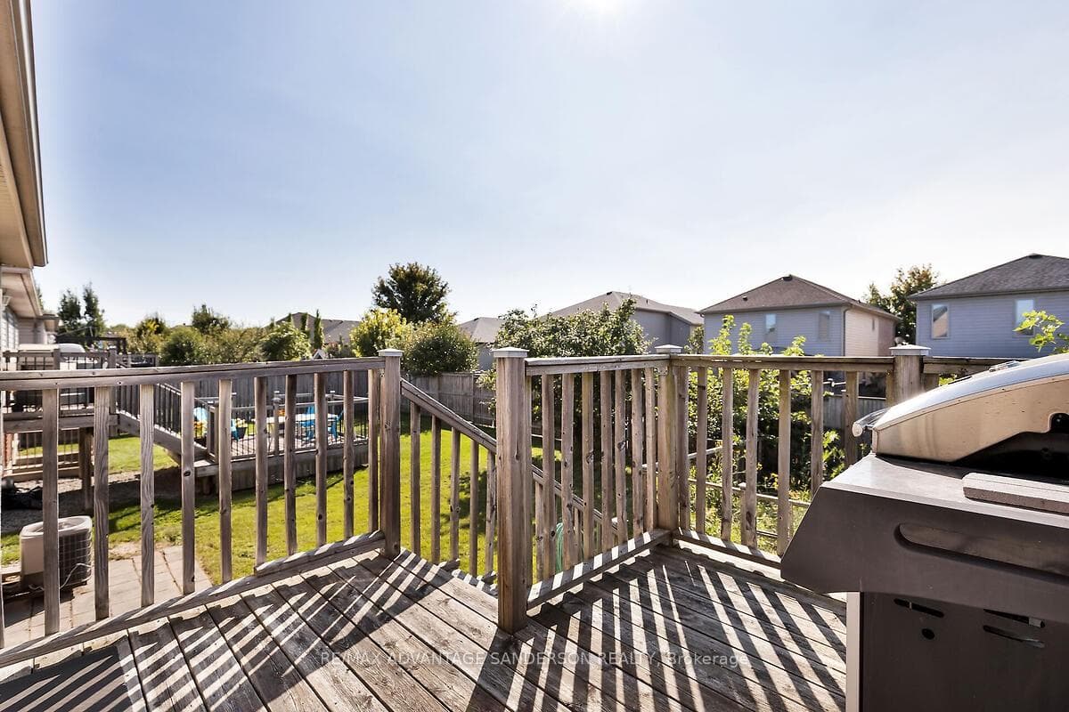 1674 Seymour Crescent photo 4
