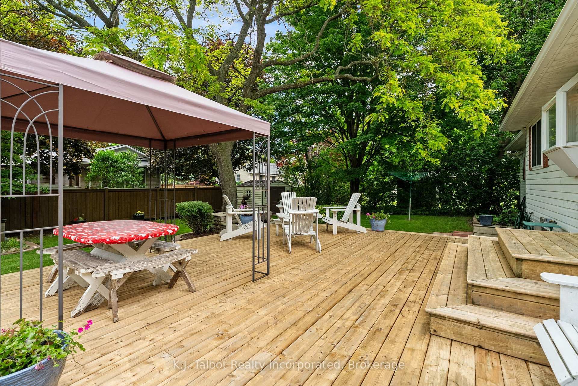 232 Picton Street photo 40