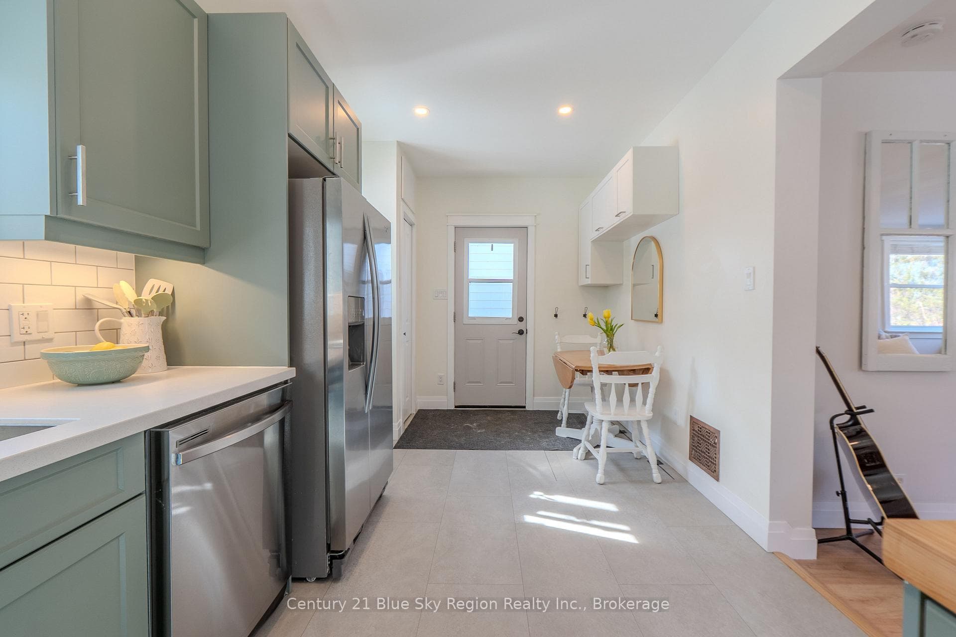 883 Hammond Street photo 11