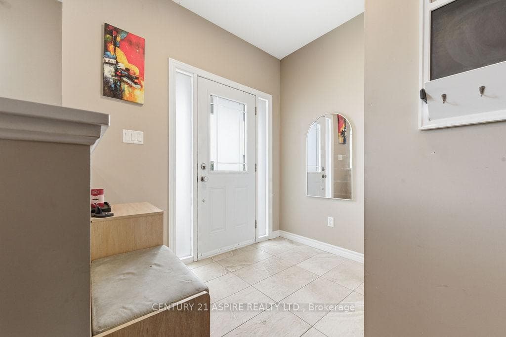 541 Gardner Crescent photo 5