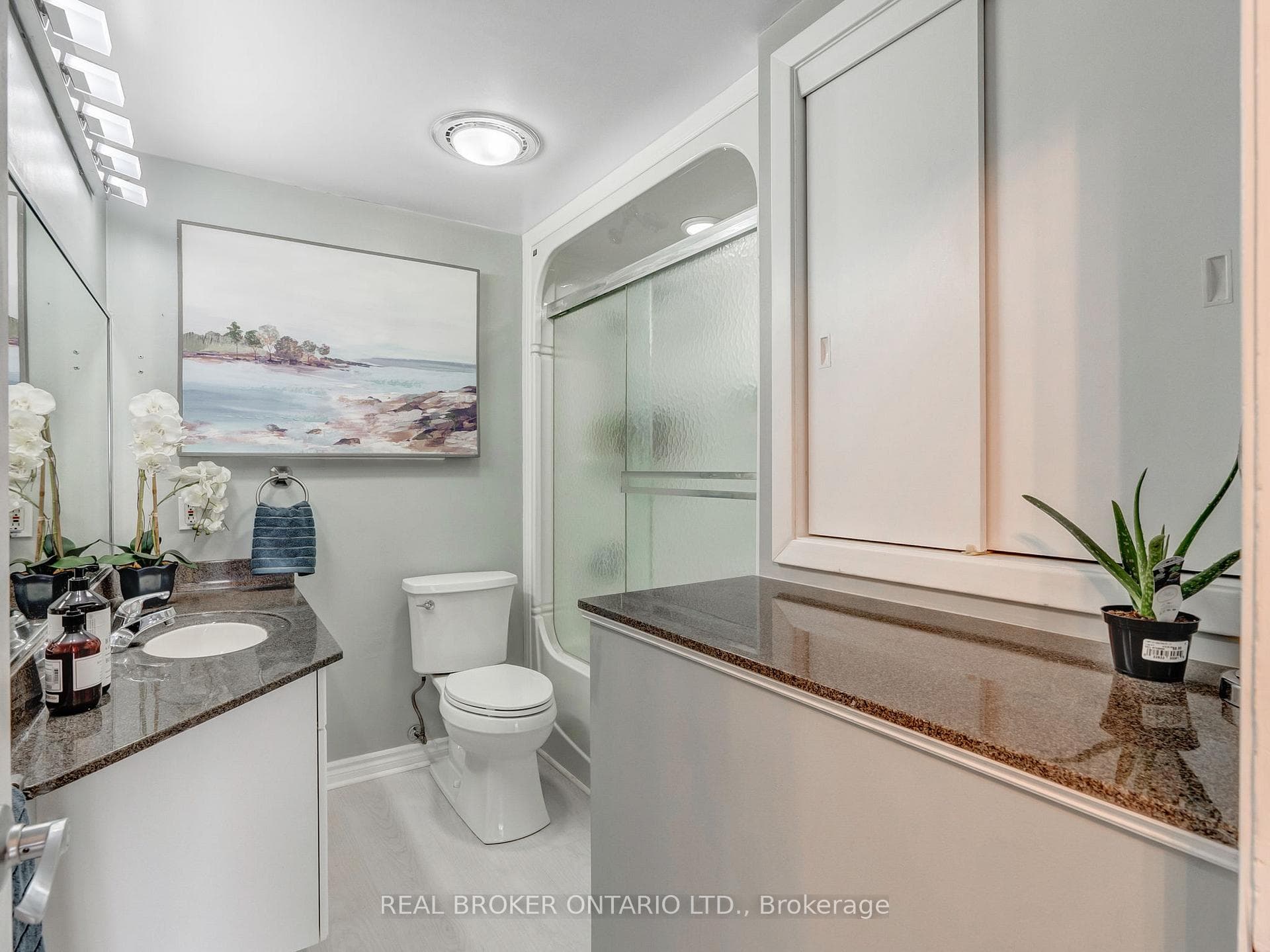 4033 Montcalm Crescent photo 17