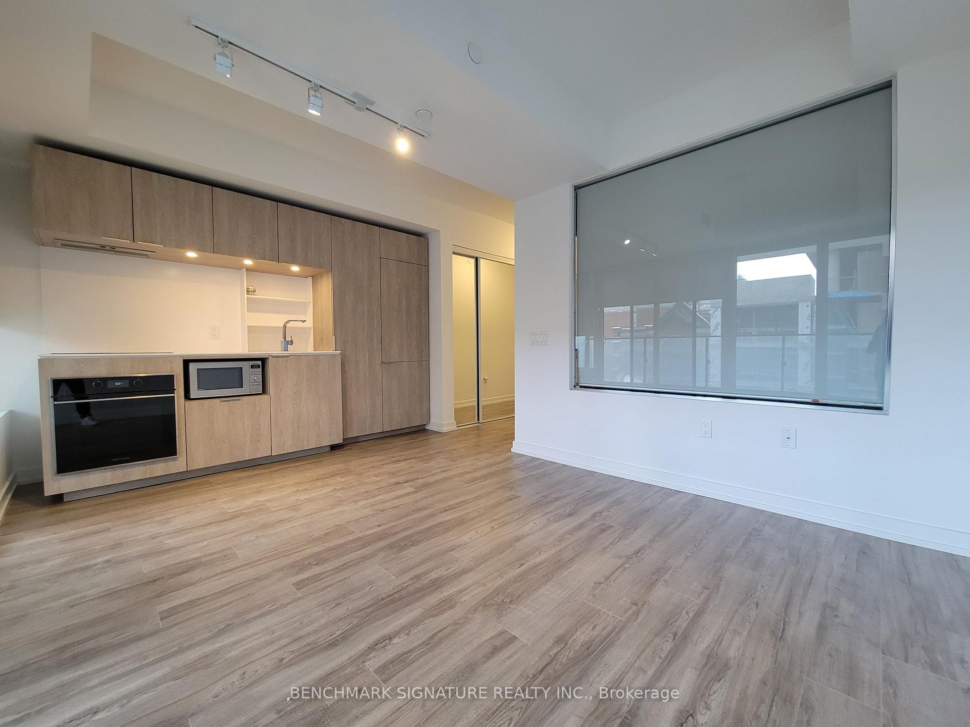 77 Shuter Street Unit 607 photo 4