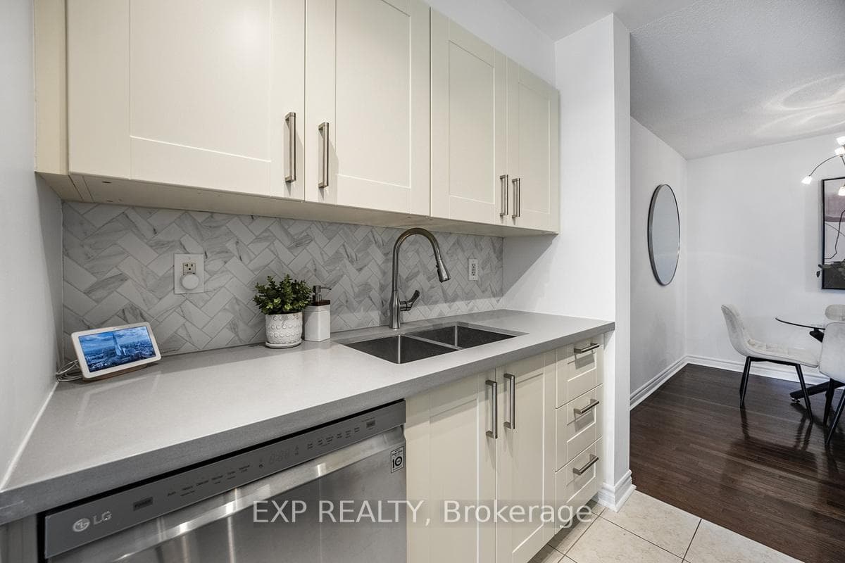 33 Elm Drive Unit 509 photo 16