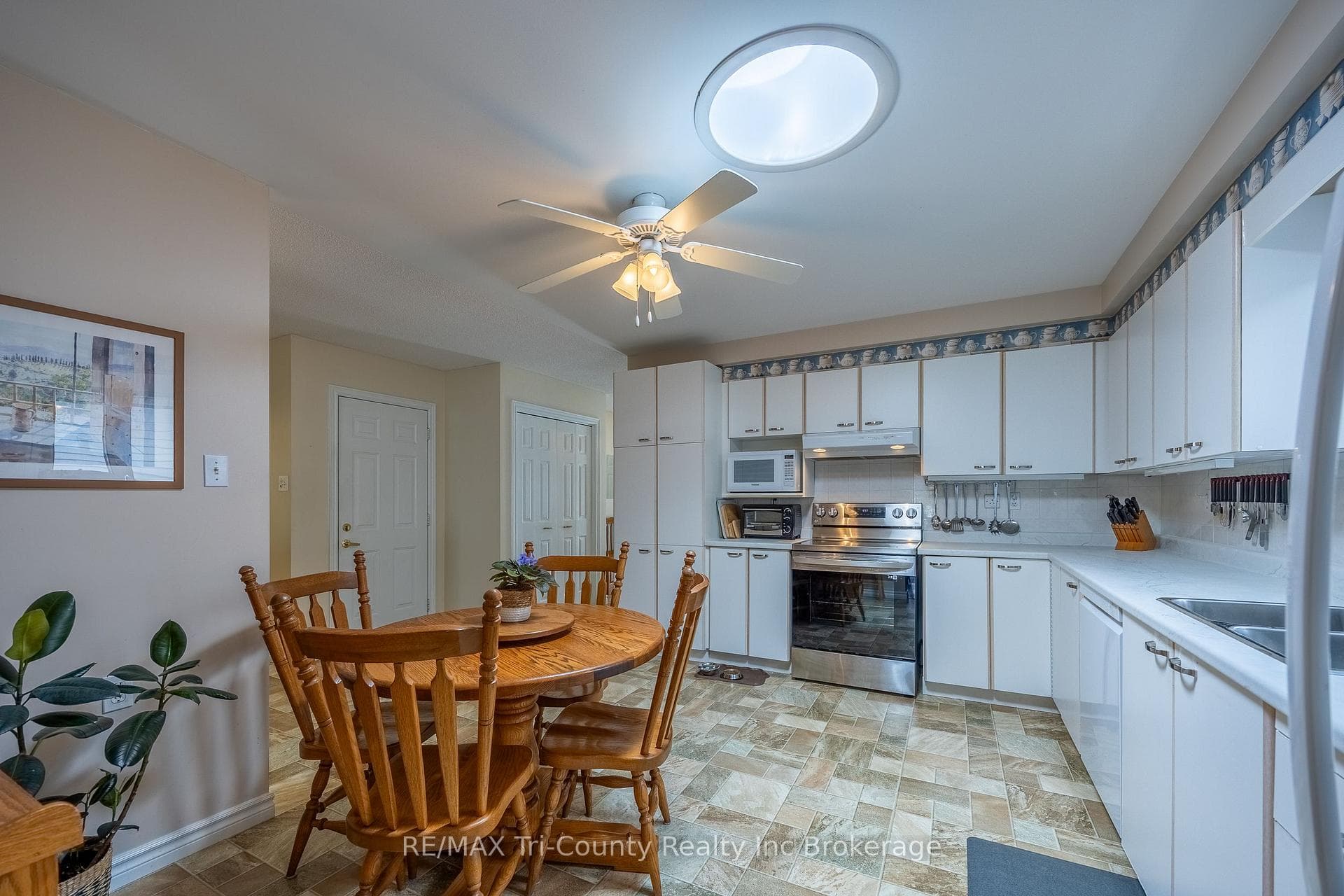 Eat-in Kitchen