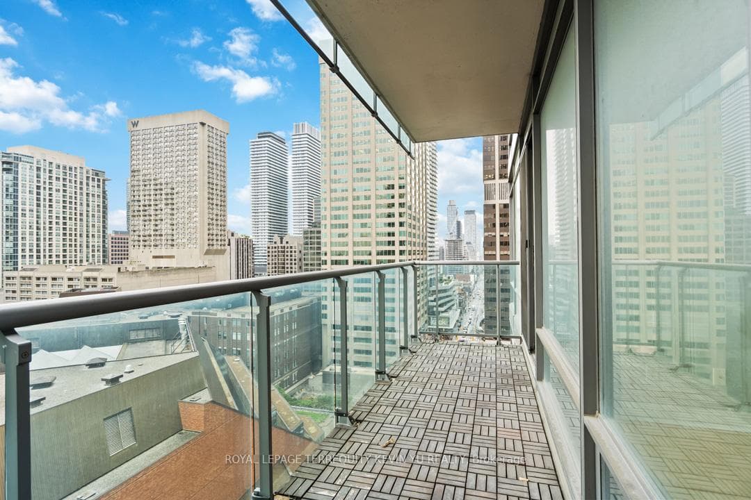 18 Yorkville Avenue Unit 1702 photo 25