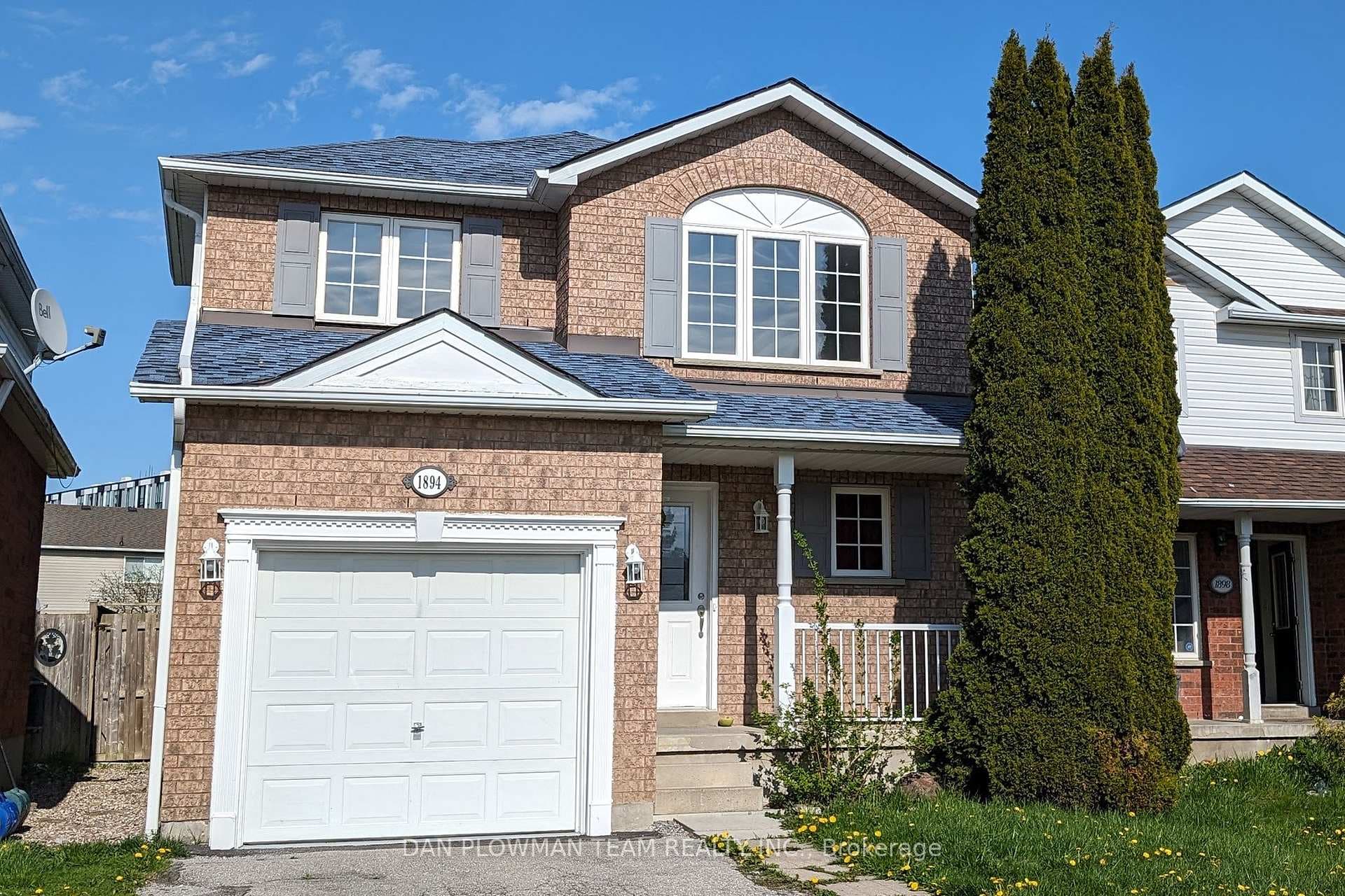 1894 Dalhousie Crescent photo 1