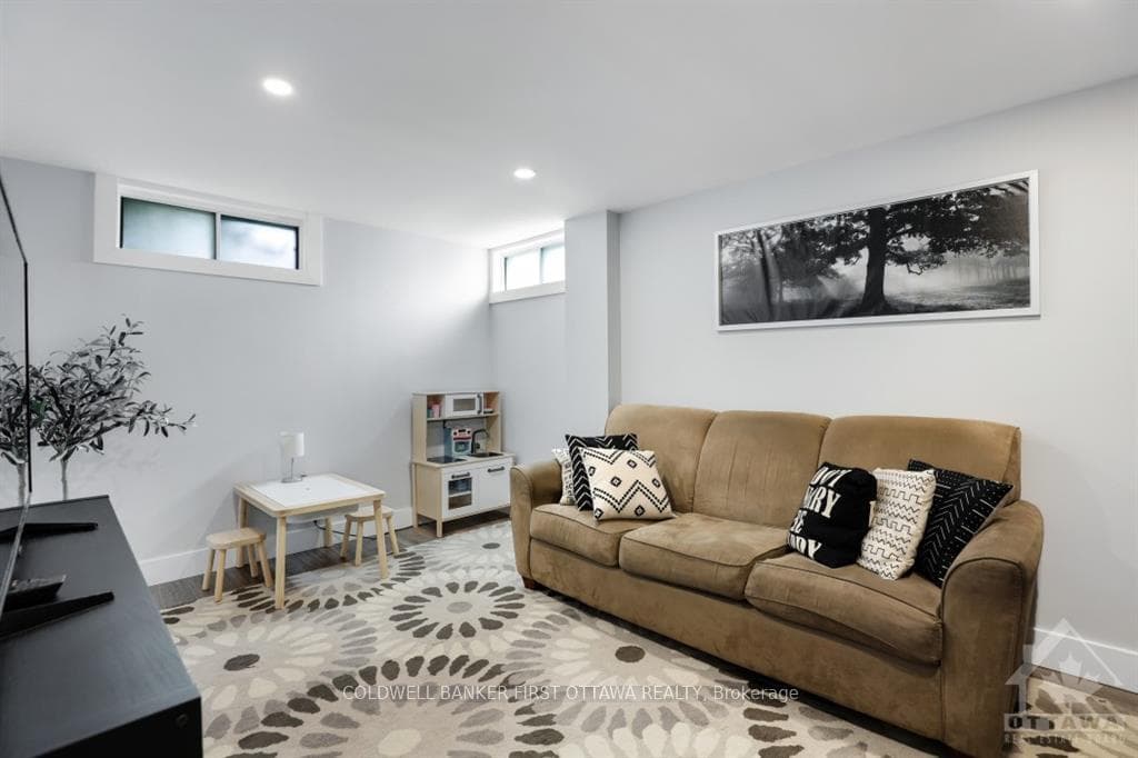 2087 STONEHENGE Crescent photo 24