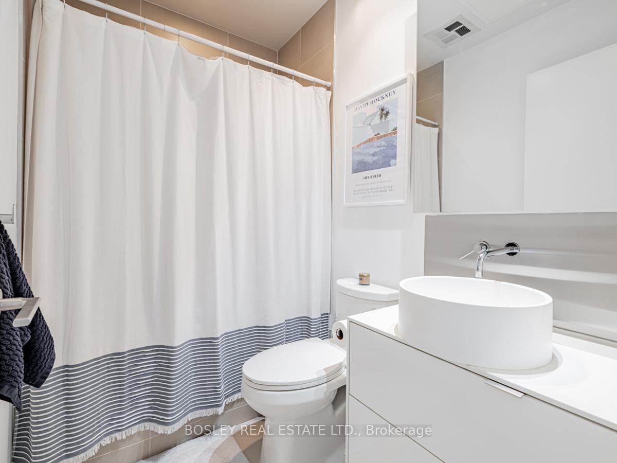 383 Sorauren Avenue Unit 810 photo 4