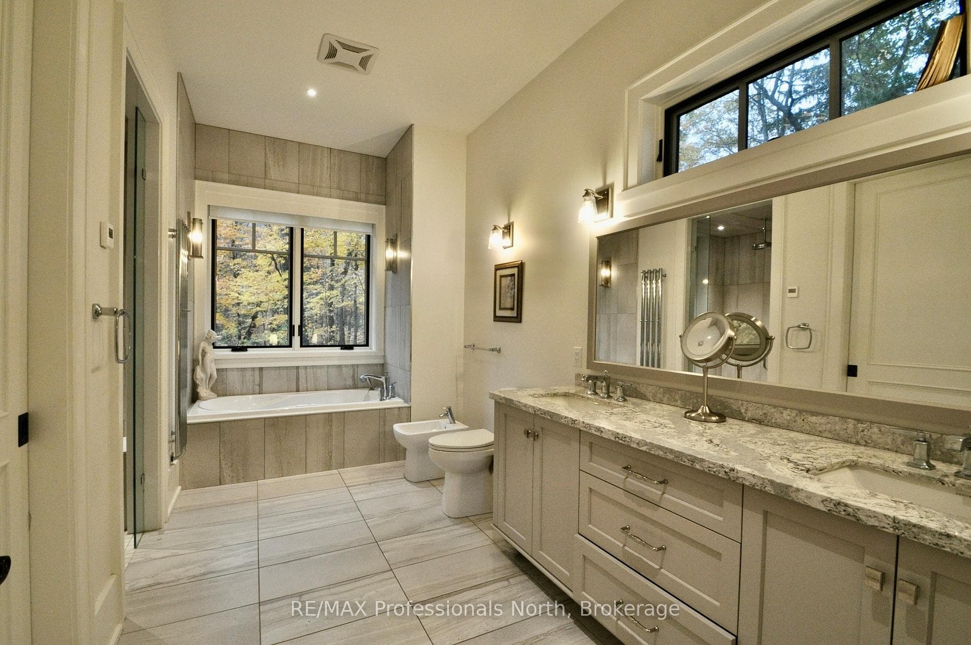 Primary 6 Pcs Ensuite with Walk in closet