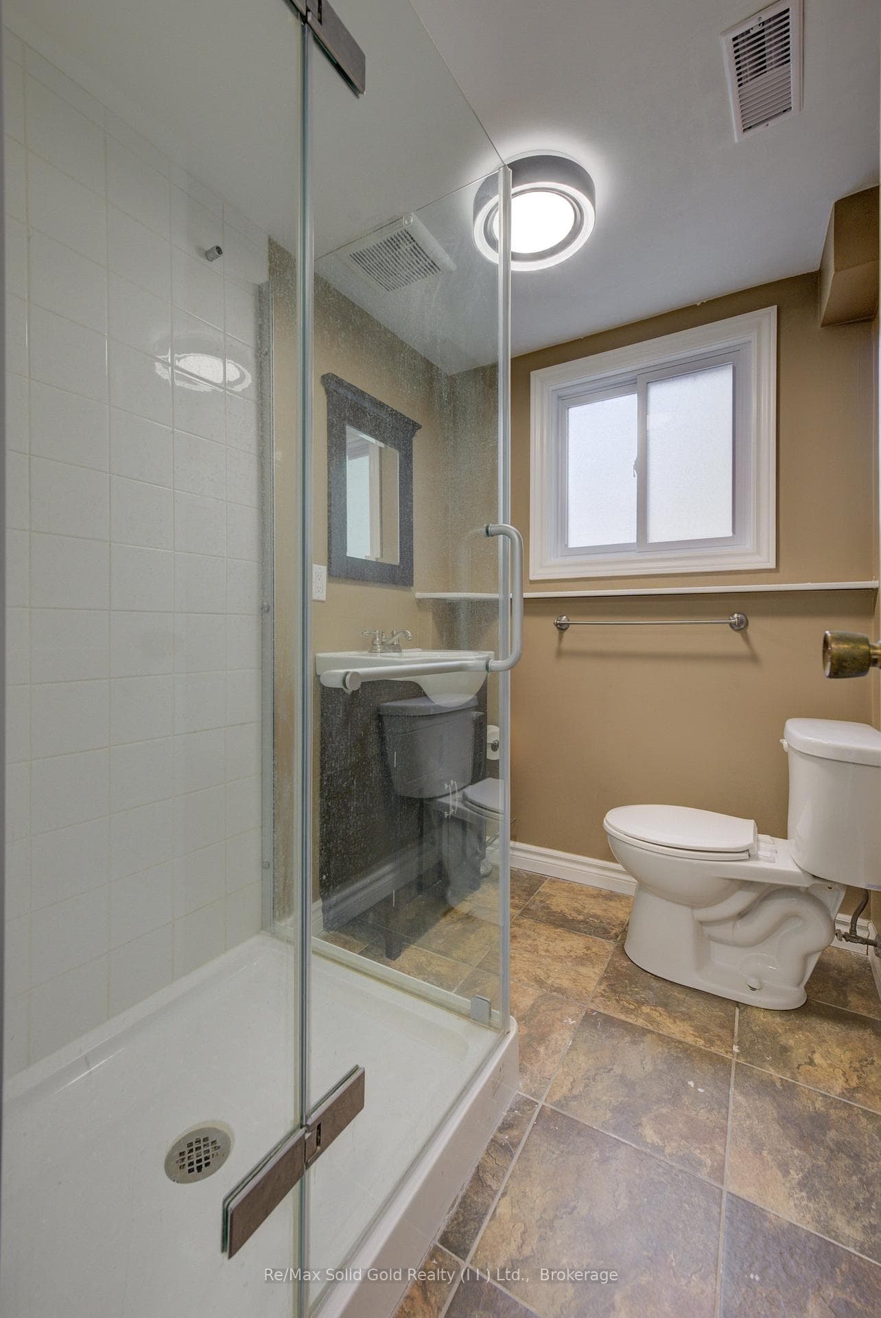 106 TUPPER Crescent photo 21