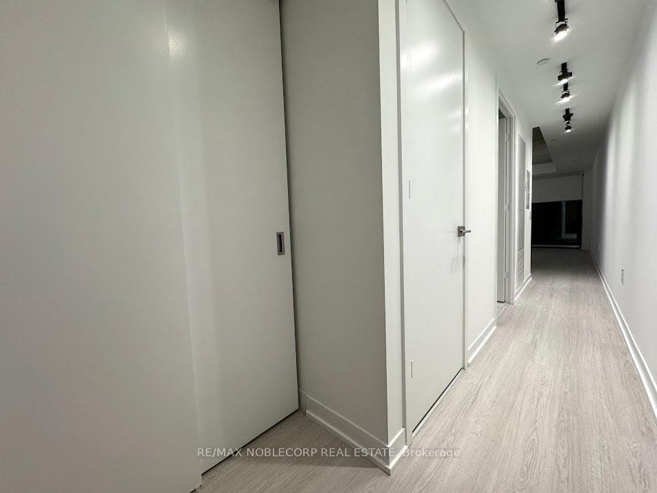 195 McCaul Street Unit 1613 photo 3