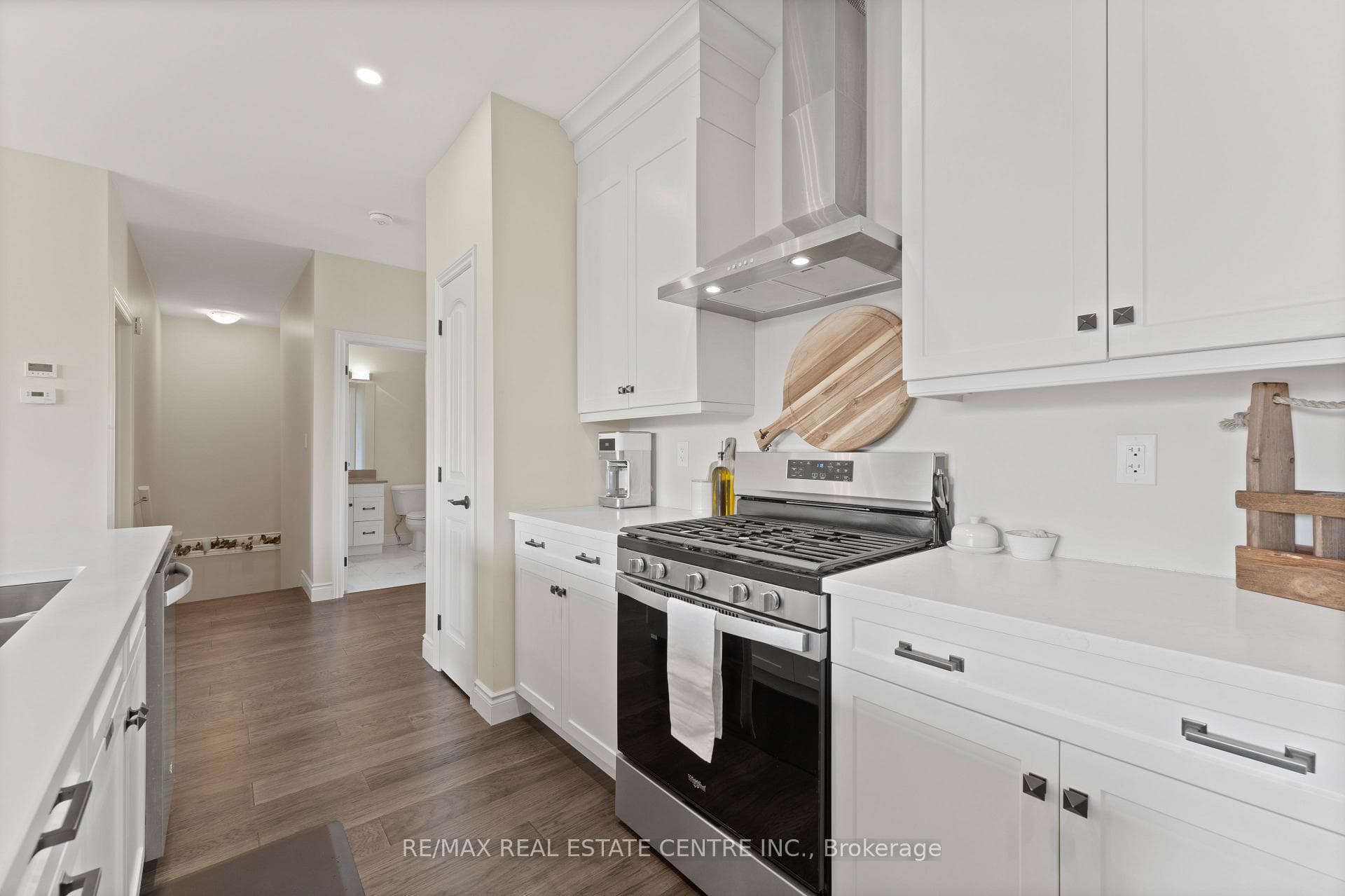 247 Livingstone Crescent photo 11
