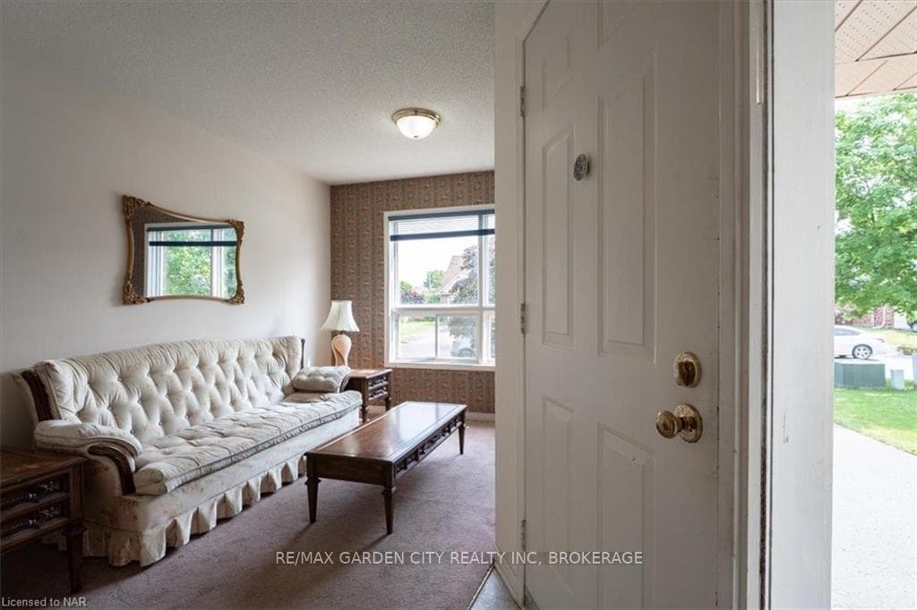 128 DEVINE Crescent photo 7