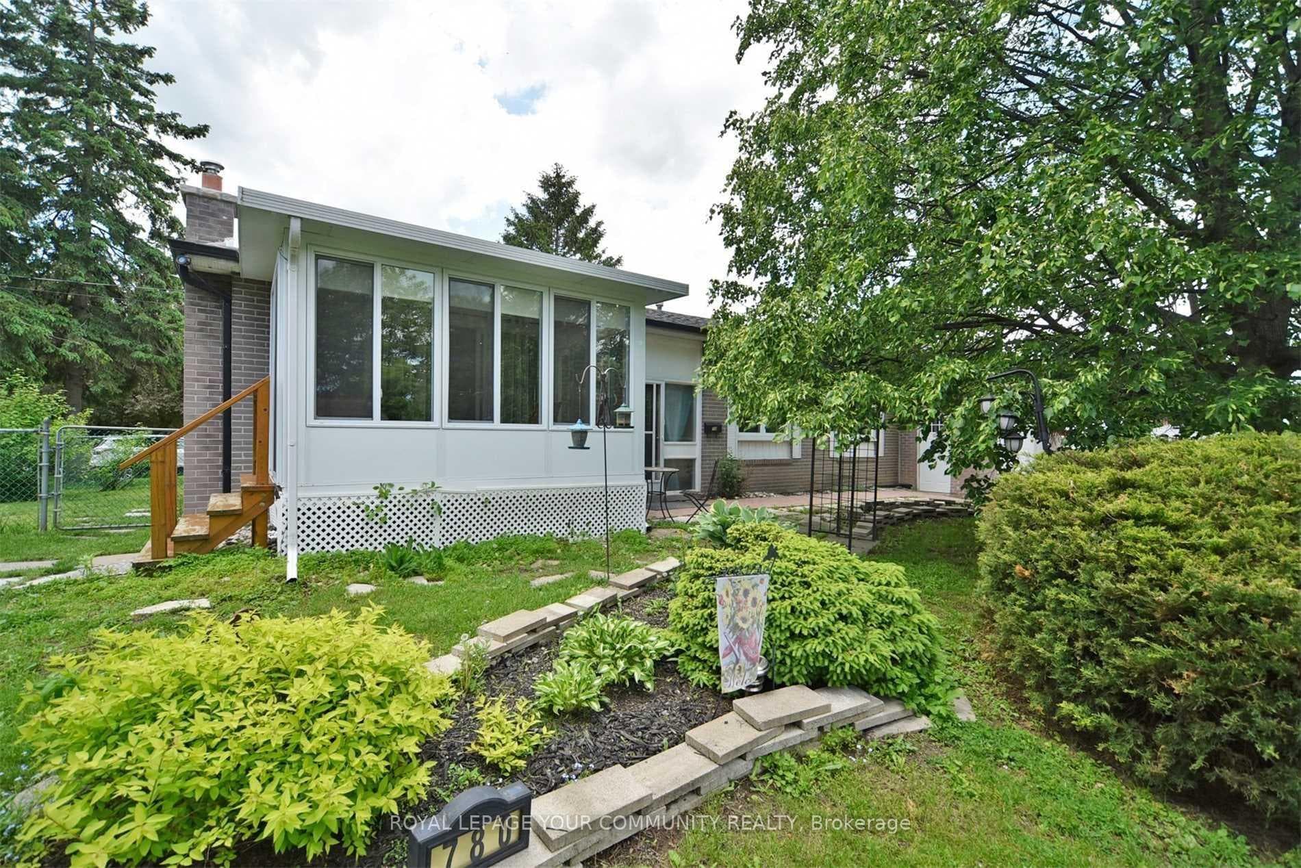 780 Greenfield Crescent photo 2