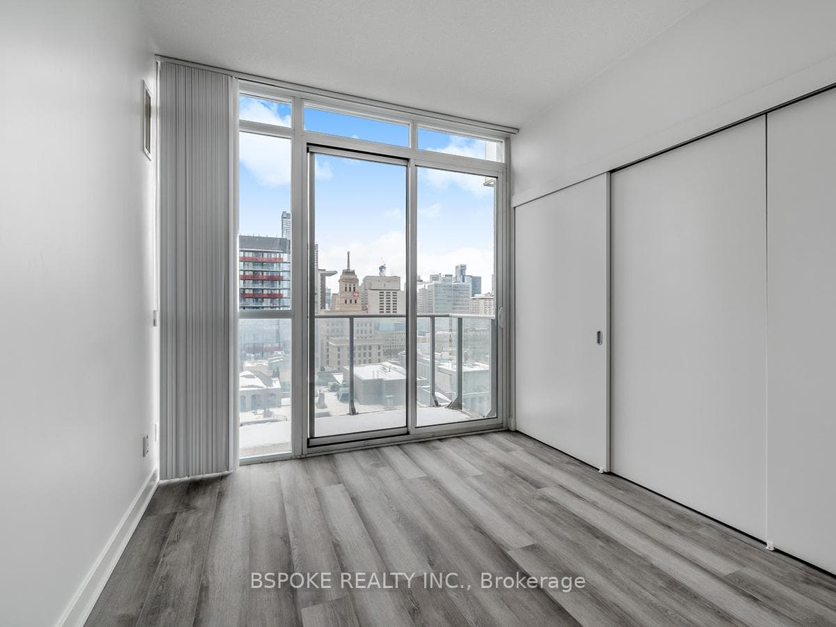 126 Simcoe Street Unit 2104 photo 11