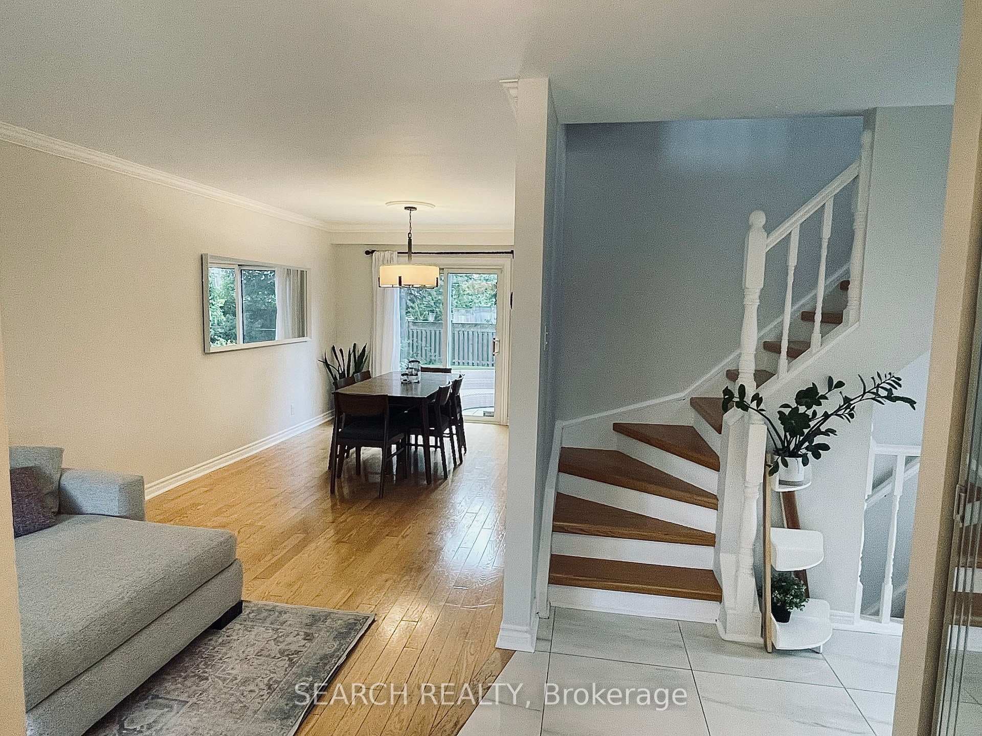 6091 Fullerton Crescent photo 2