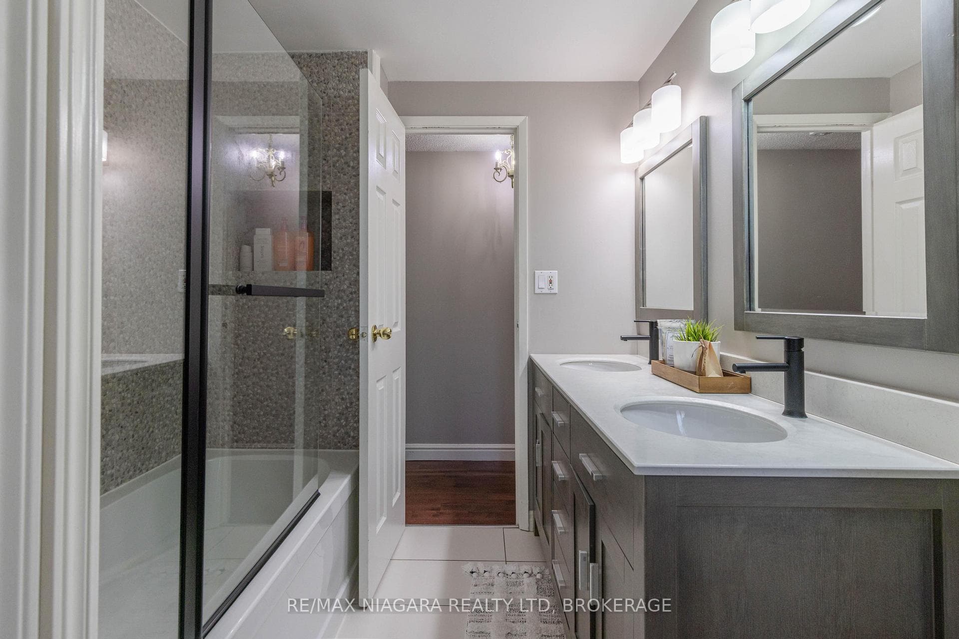8229 Rideau Street photo 17