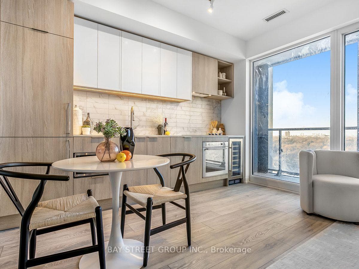 2020 Bathurst Street Unit 1812 photo 1
