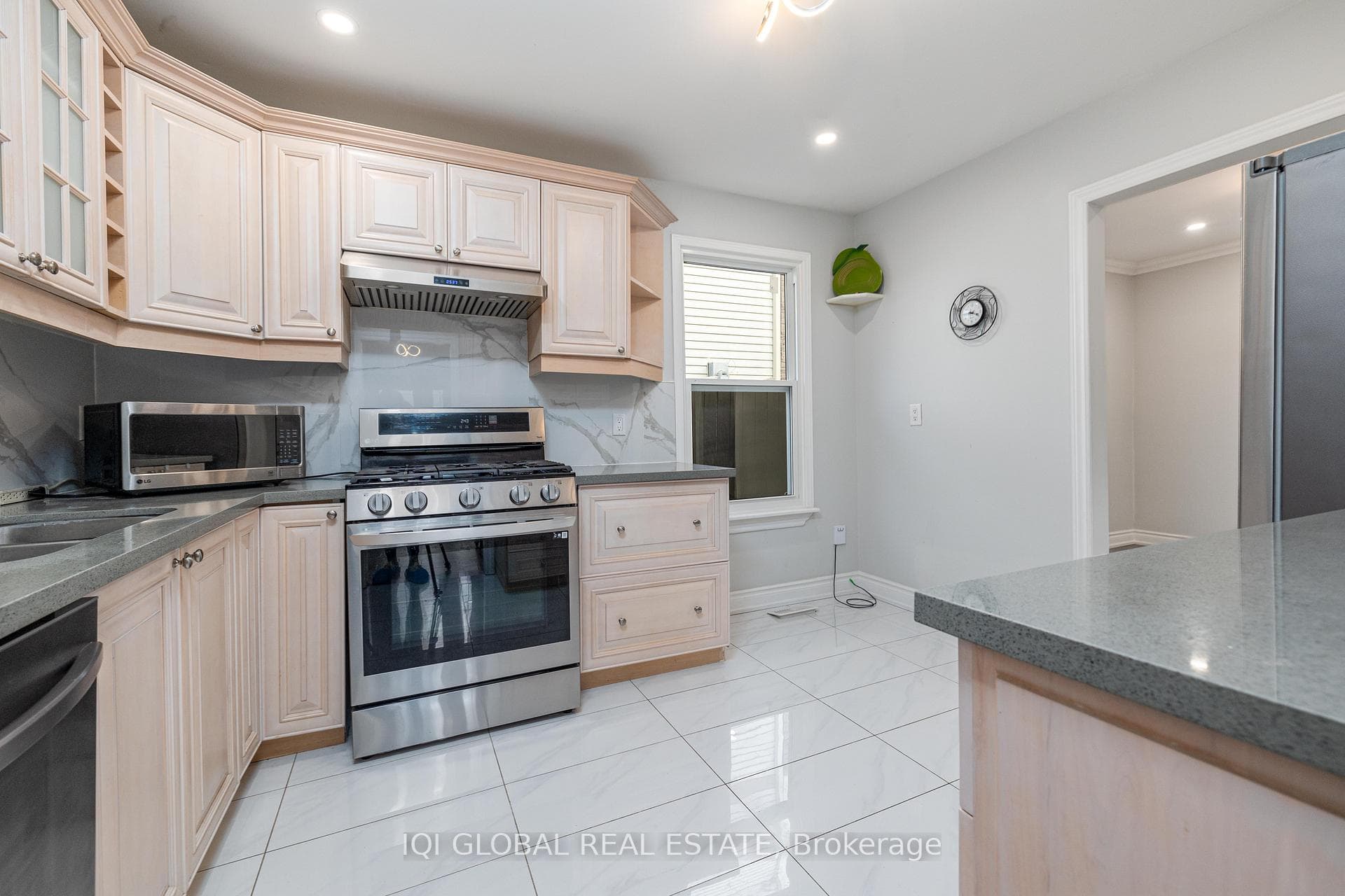 927 Elgin Street photo 10