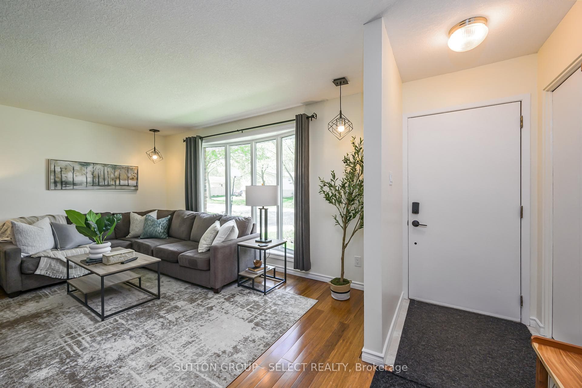 62 Cottonwood Crescent photo 2