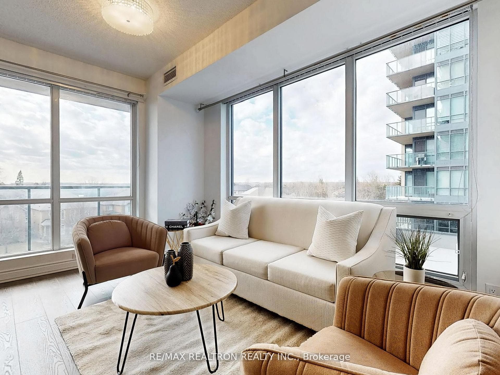 9088 Yonge Street Unit 302 photo 1