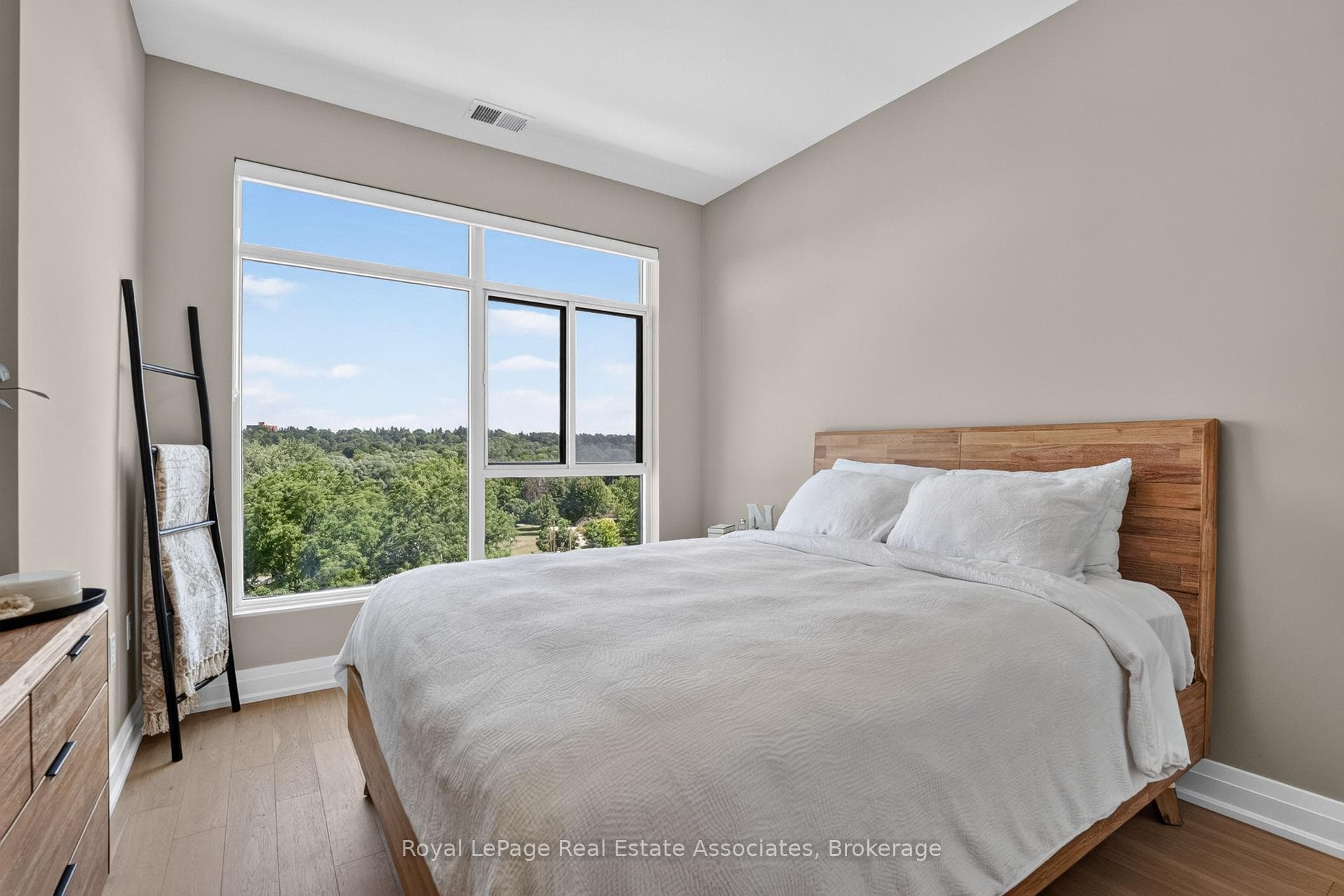 71 Wyndham Street Unit 612 photo 23