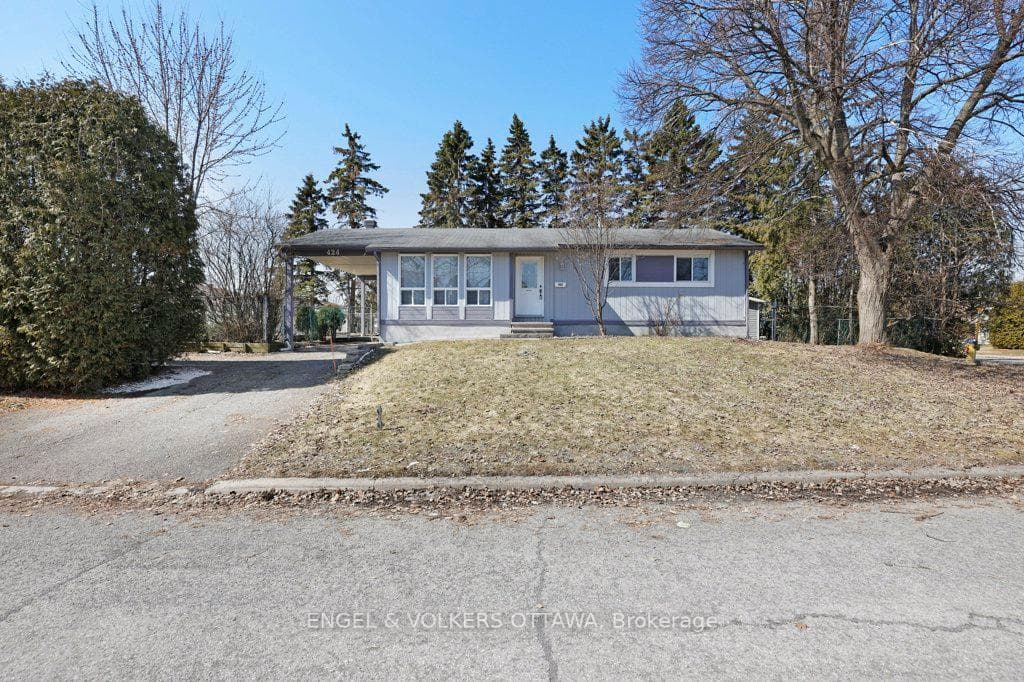 424 Phoenix Crescent photo 1