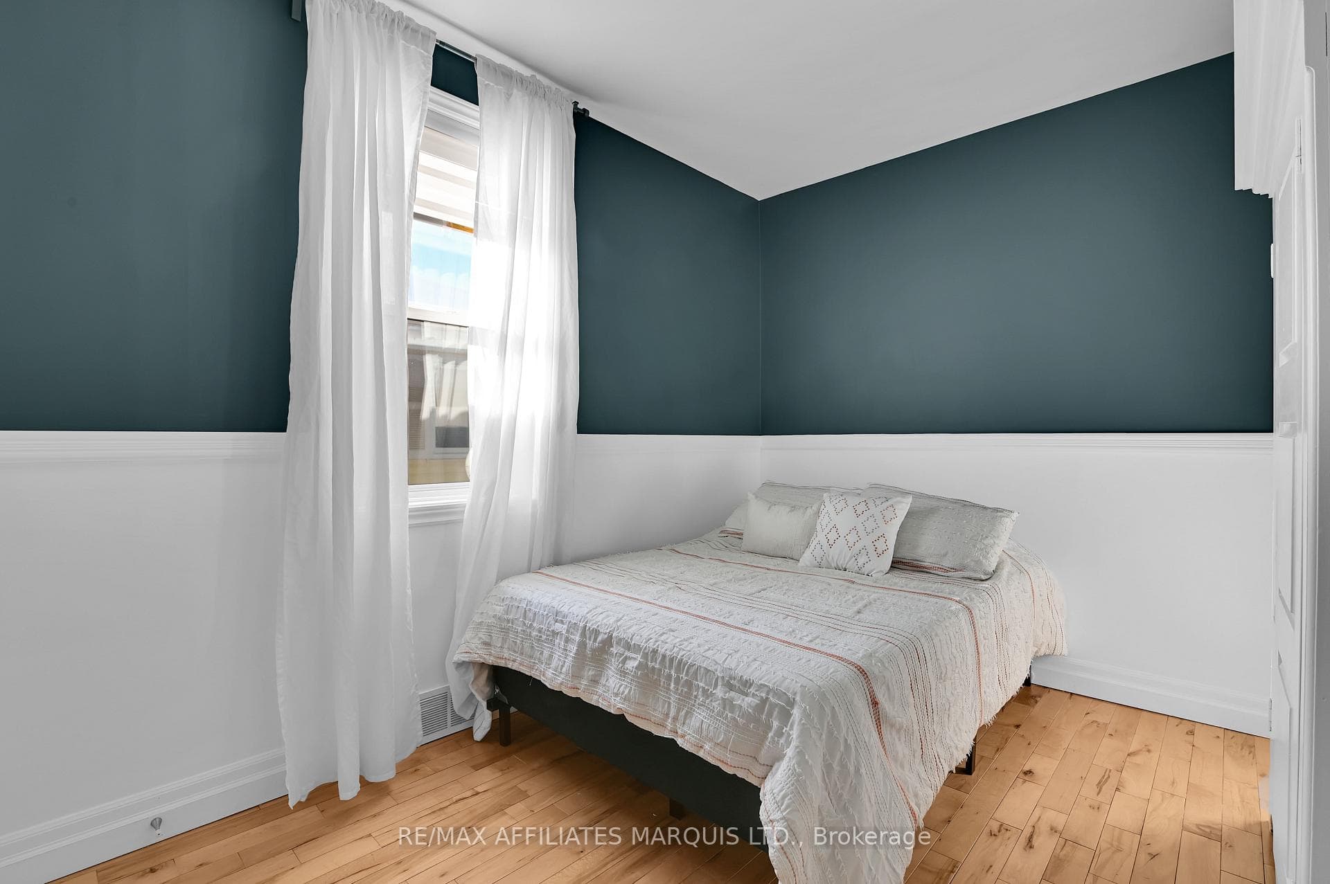 2 Claude Avenue photo 8